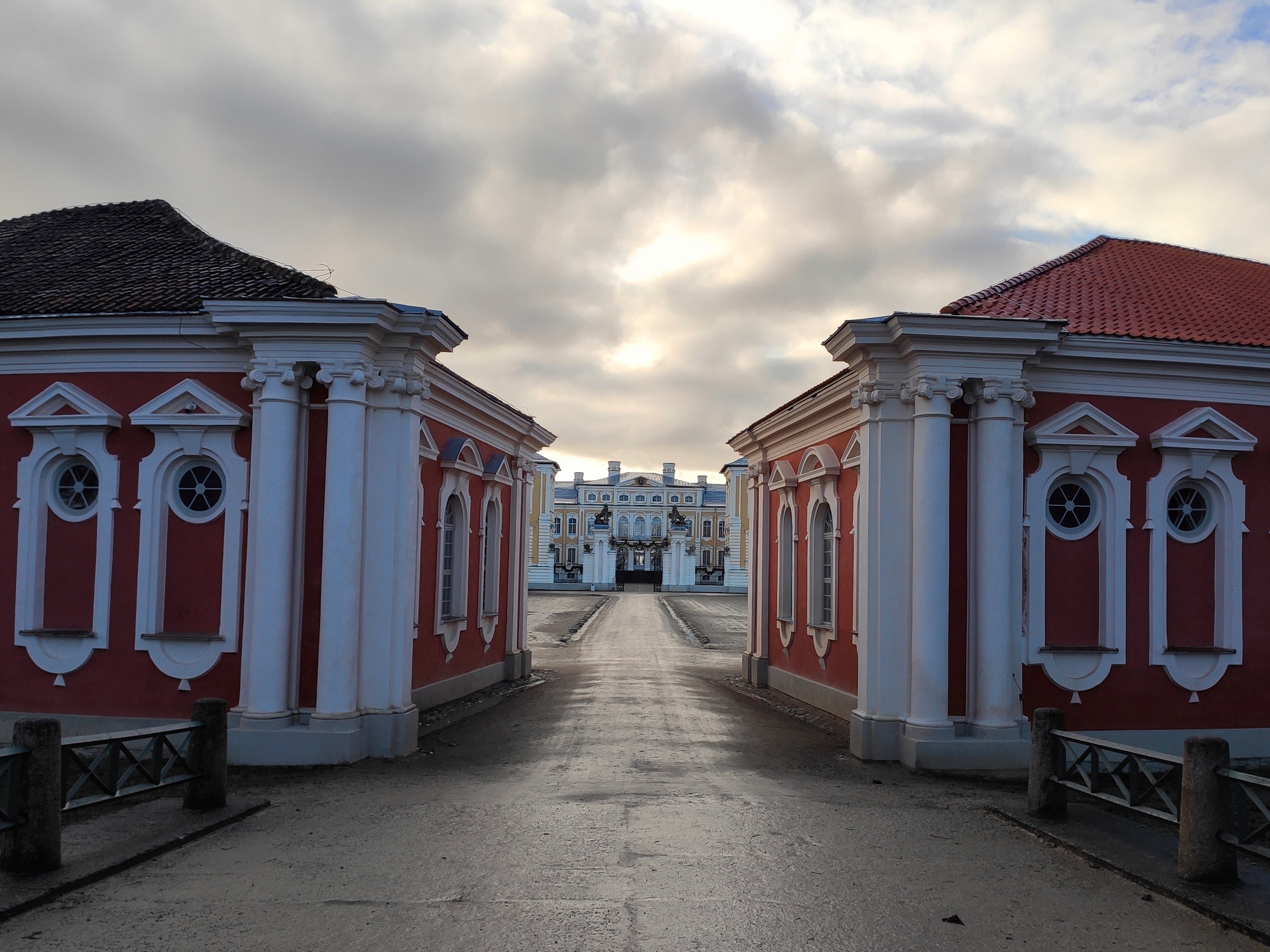 На следующий день путешествовали по дворцам. Рундальский дворец Бирона, одна из первых построек Растрелли в России