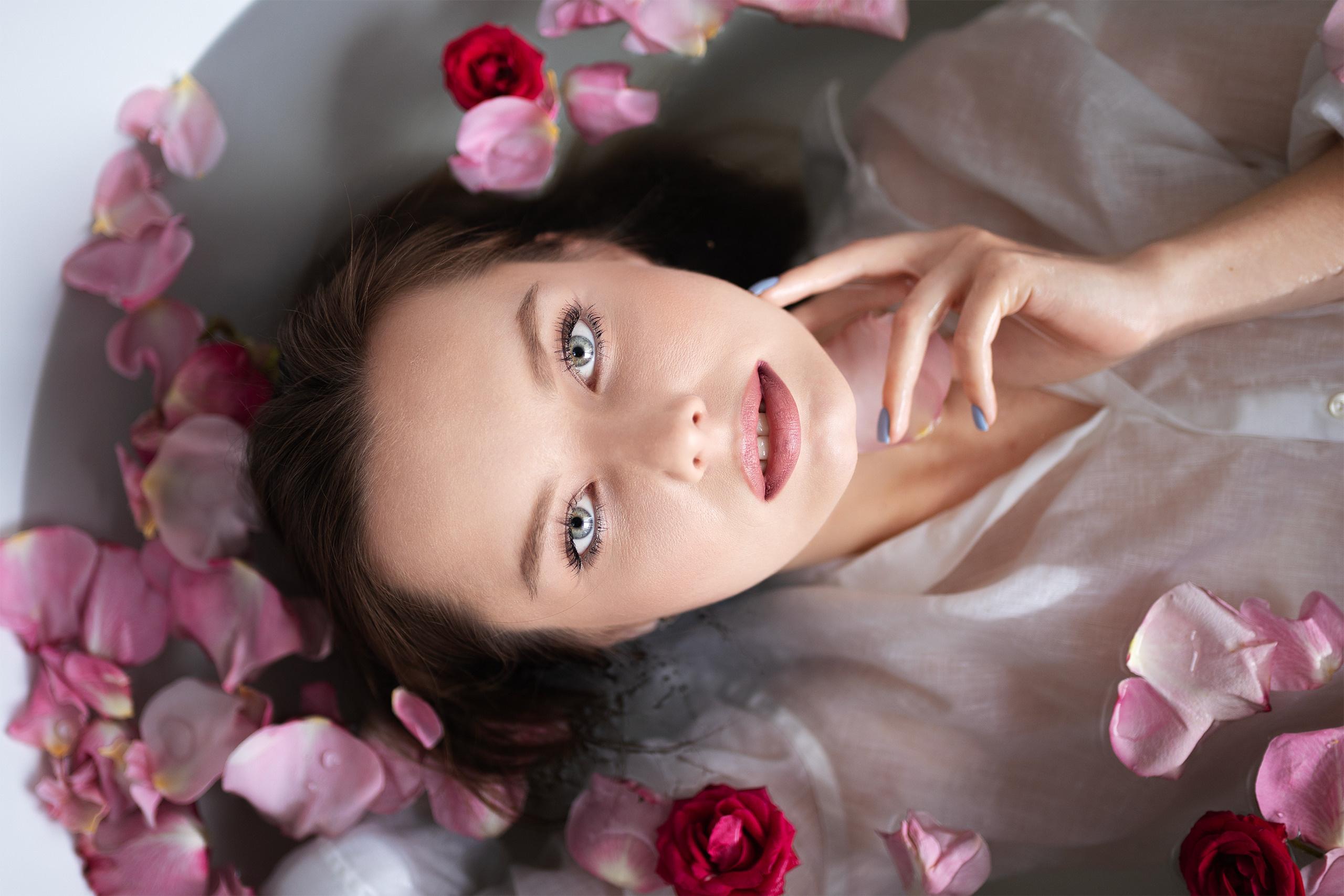 Фотосессия в ванной с цветами. Фотограф в Москве