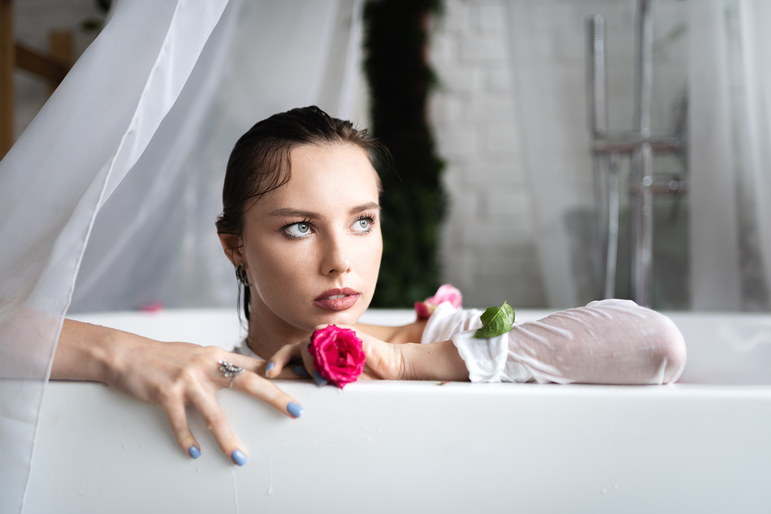 Фотосессия в ванной с цветами. Фотограф в Москве