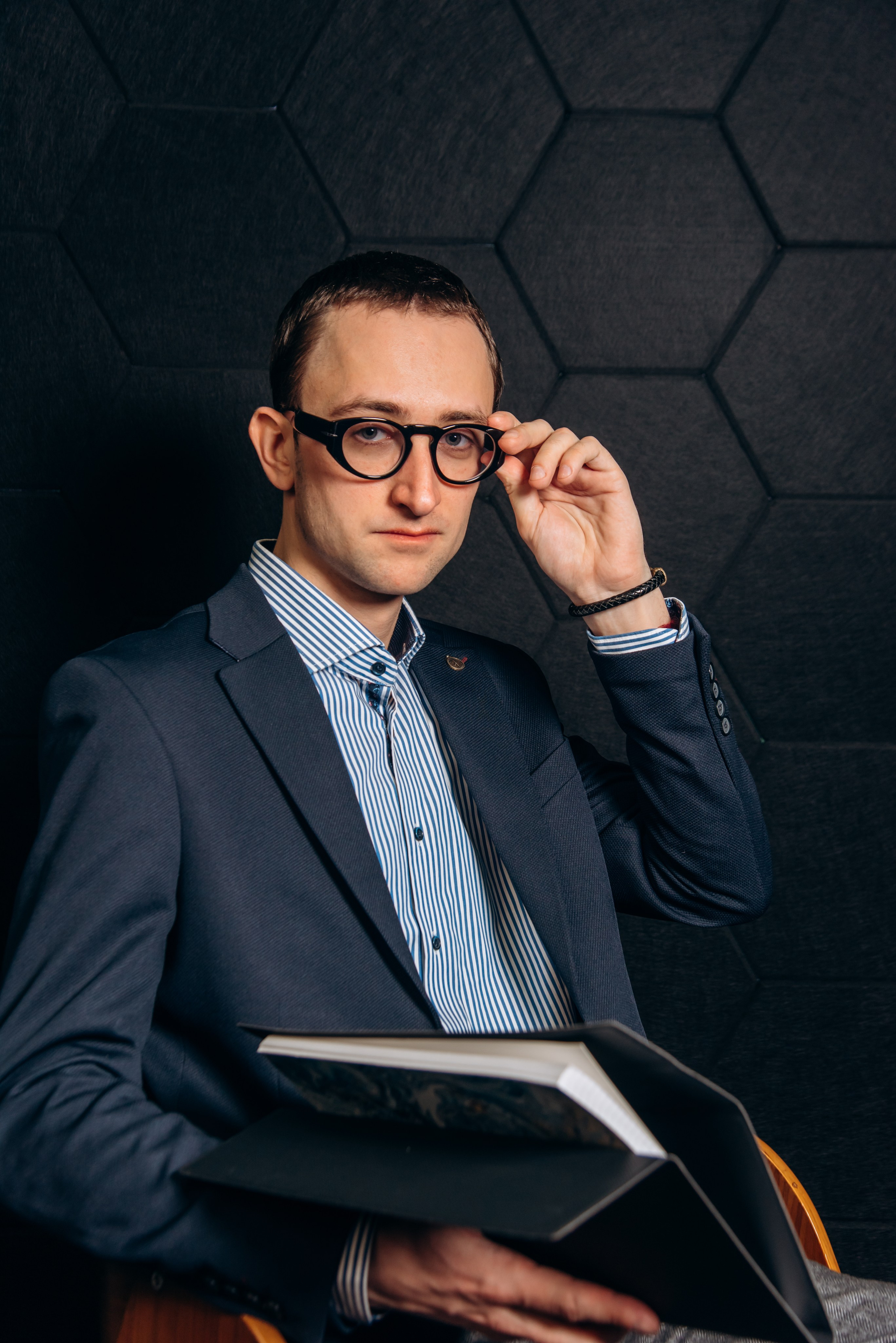 #деловойпортрет #бизнеспортрет #мужскойпортрет #профессиональныйпортрет #портретнаделовую #headshots #businessheadshot #corporateheadshot #геройнафото #студийнаяфотосессия #портретдлярезюме #портретдляLinkedIn #партнерскиепартнёры #мужскойстиль #деловойобраз