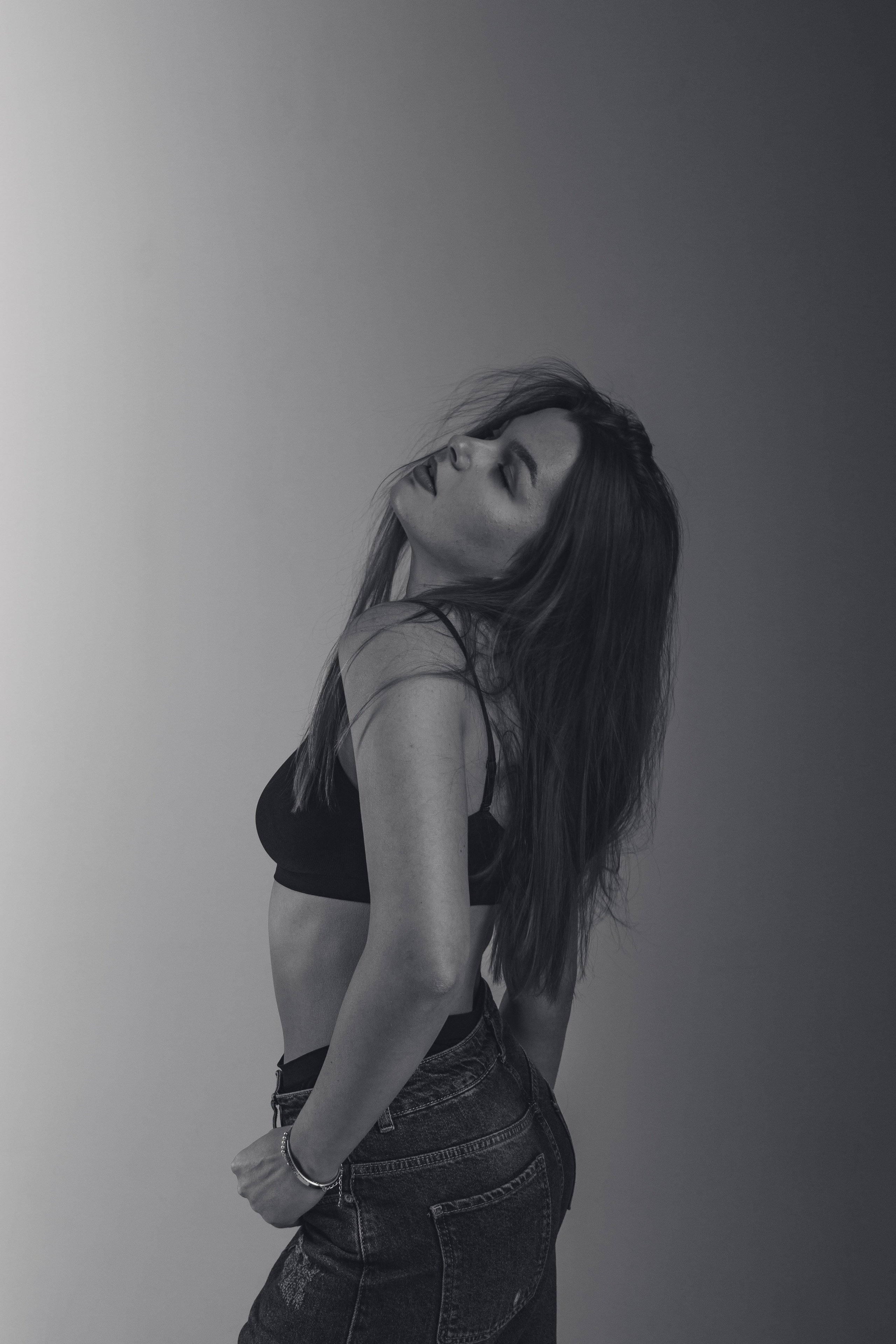 Черно-белая фотосессия в студии в темном ключе. Фотограф Наталья Воронина Москва