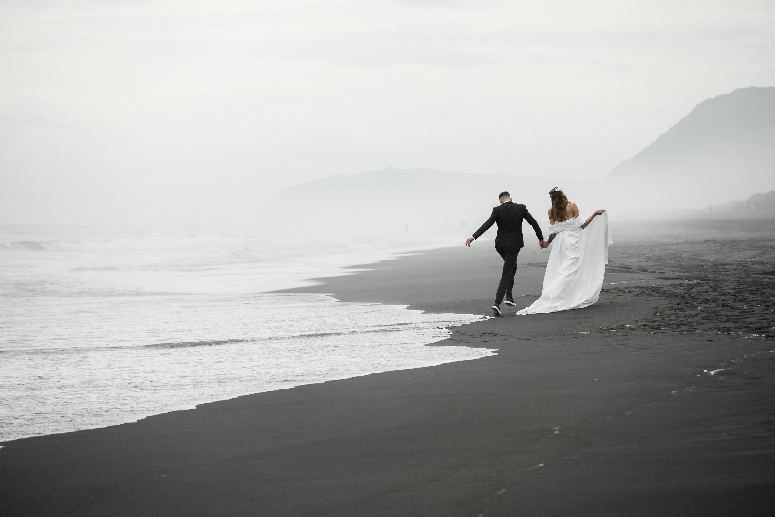 Свадьба, букет, невеста, жених, Камчатка, чёрный песок, пляж, фотосъёмка в лесу, свадебная фотосессия