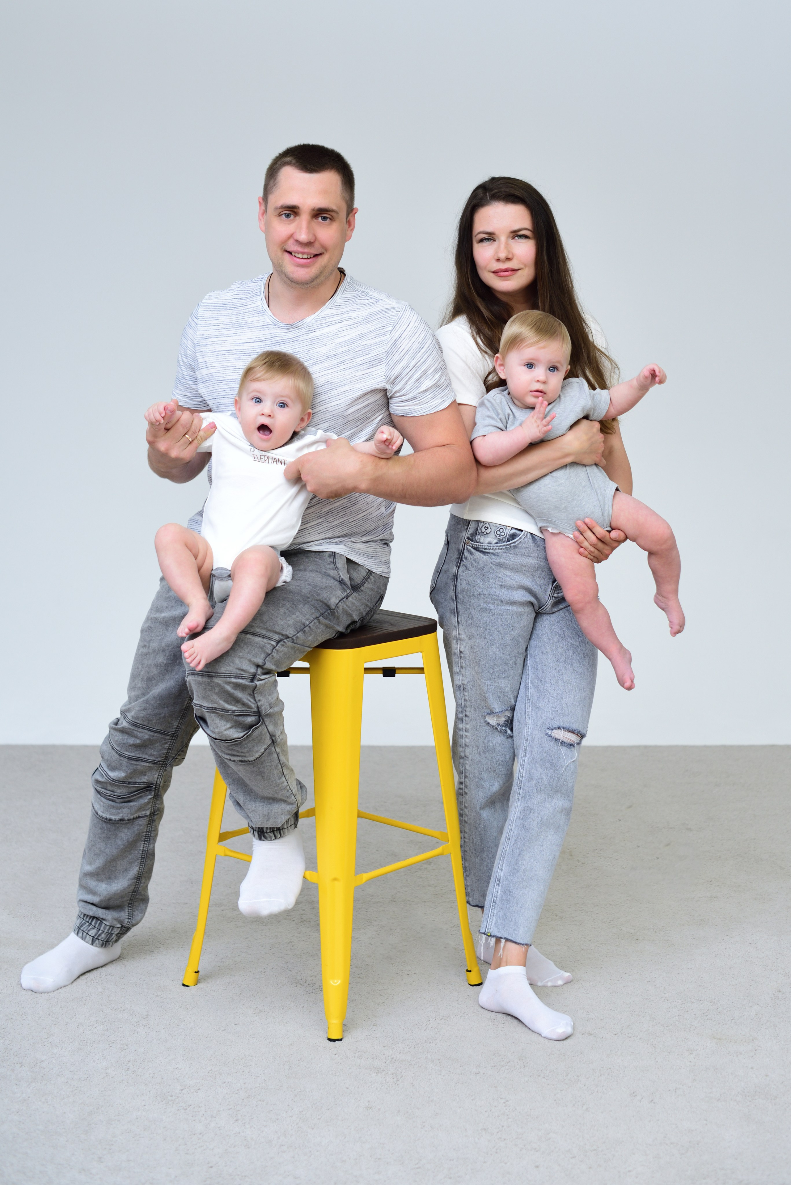 Семья в фотостудии. Ваш персональный фотограф в Москве ЮША