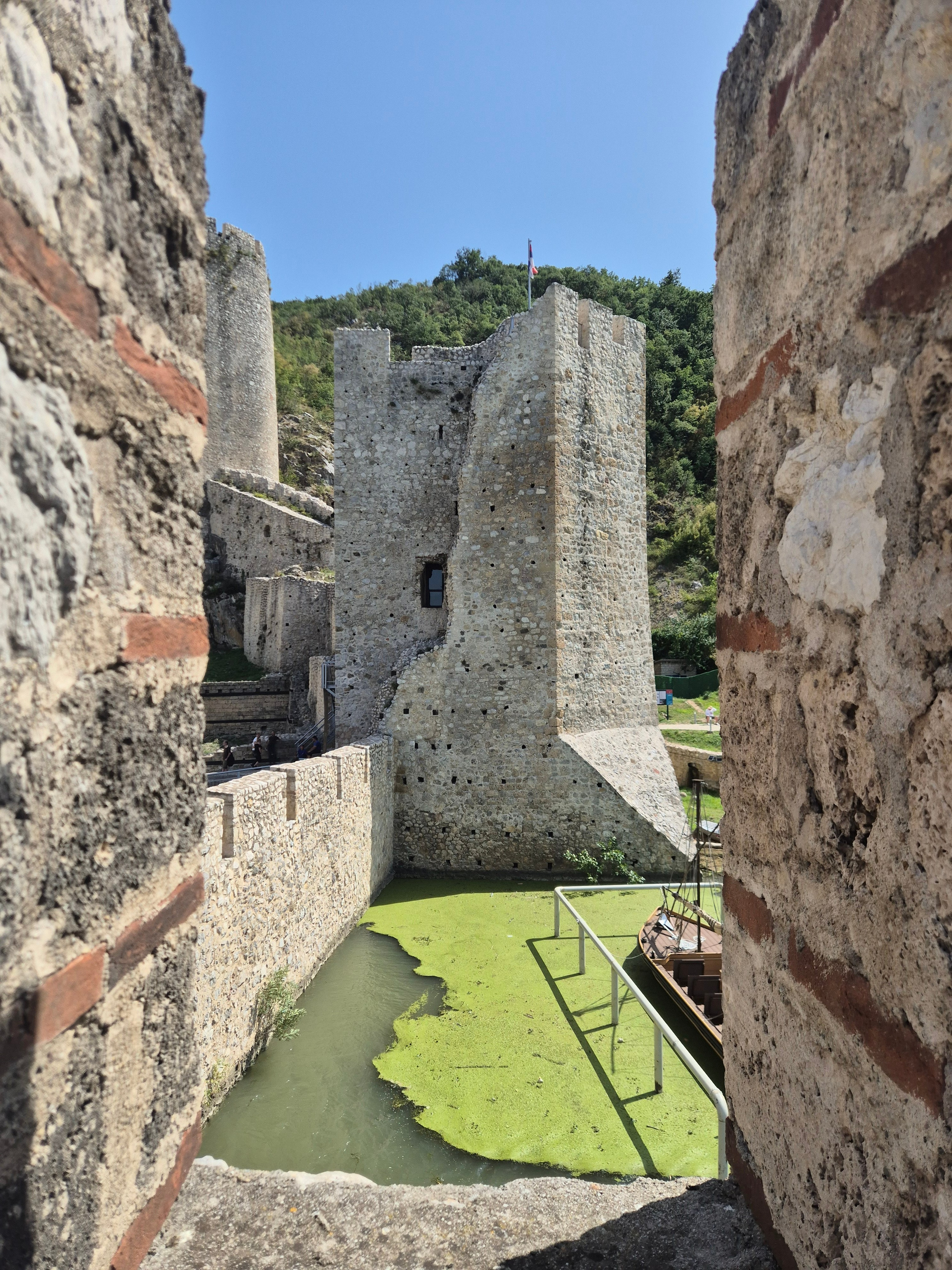 В 30-е годы через крепость прошла автомобильная дорога, крепость начала приходить в запустение