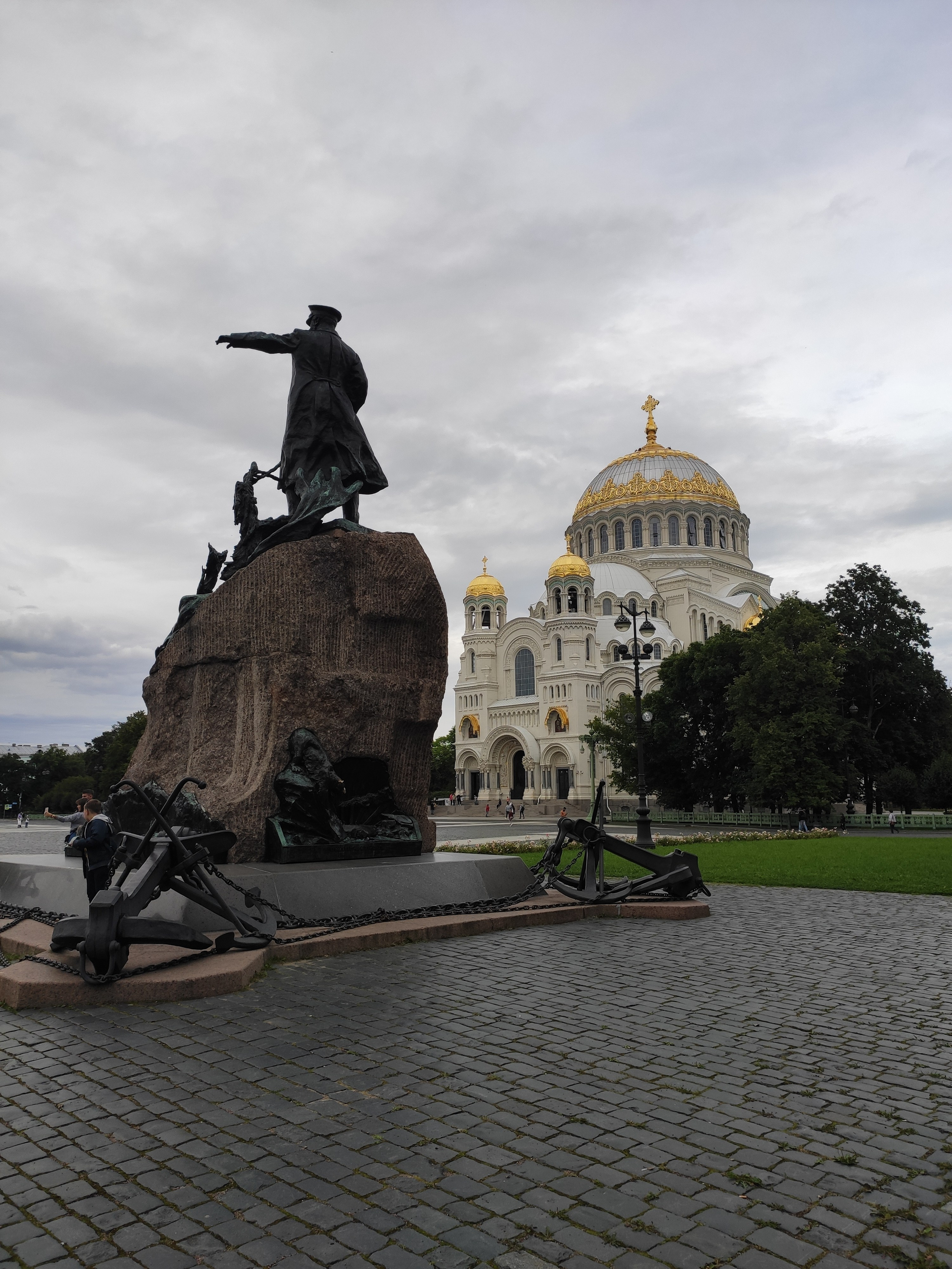 Памятник Макарову и Никольский морской собор