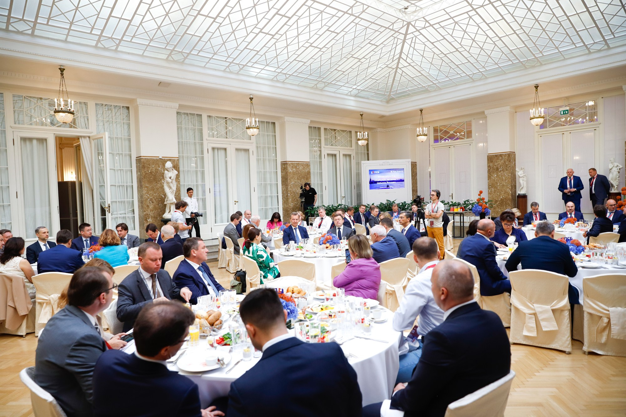 Бизнес-завтрак ПСБ в рамках ПМЭФ. Фотограф Дарья Попова