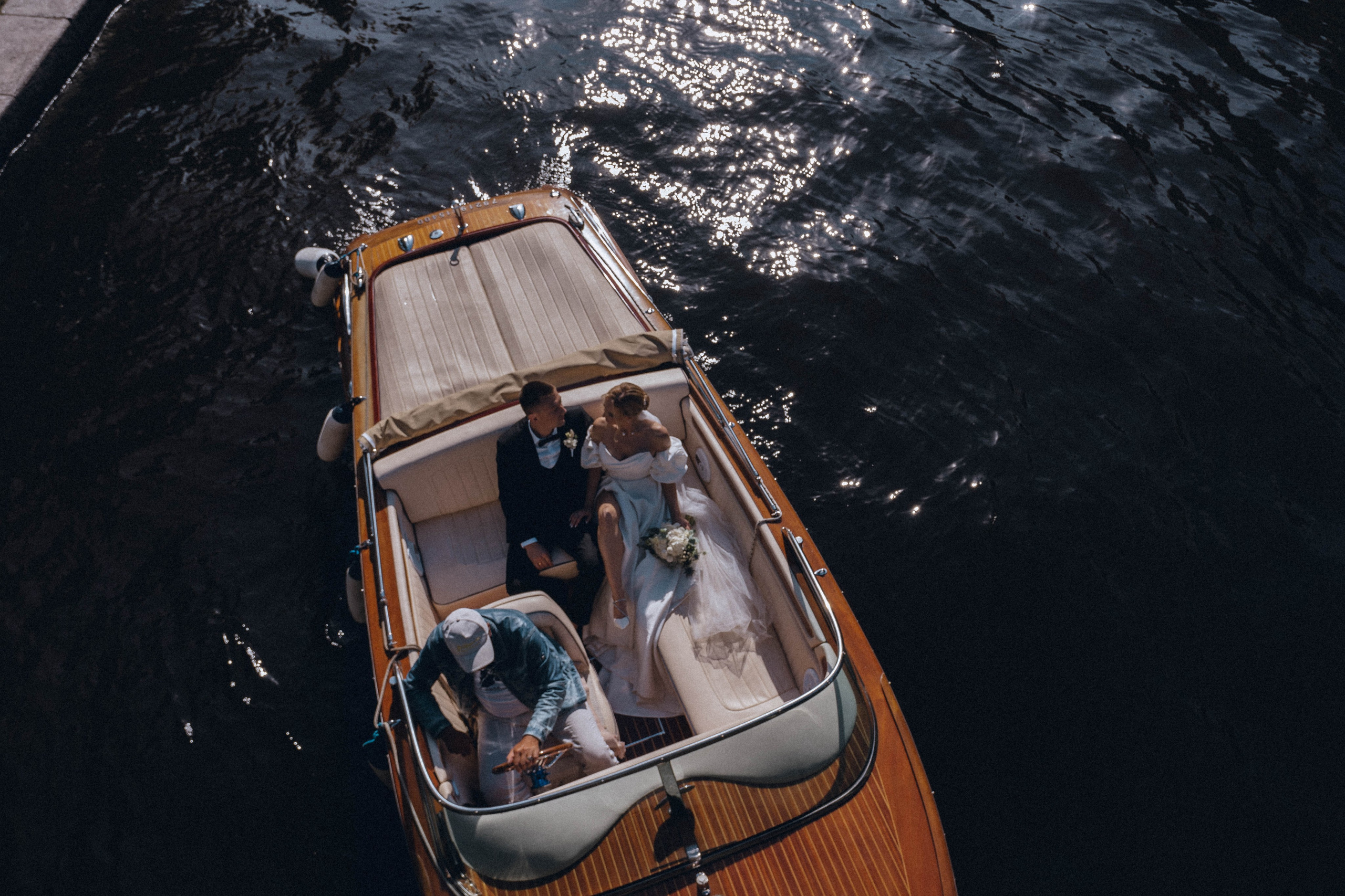 СВАДЕНБНАЯ СЬЕМКА НА КАТЕРЕ ПО КАНАЛАМ САНКТ-ПЕТЕРБУРГА И В АКВАТОРИИ НЕВЫ. Профессиональный фотограф, Санкт-Петербург — Виктория Богомолова