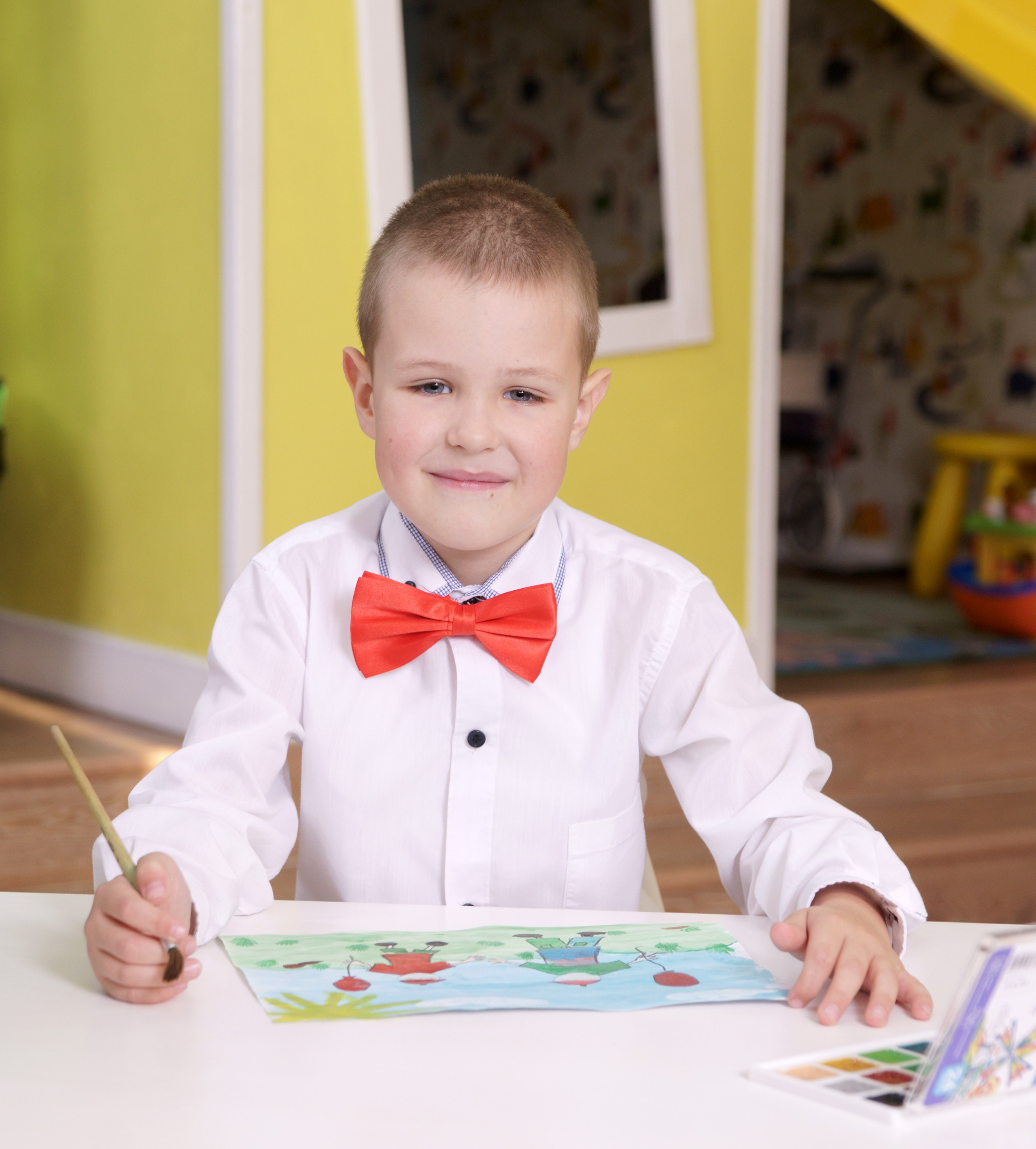 Фотосессия выпускников детского сада в игровой комнате - мальчик сидя