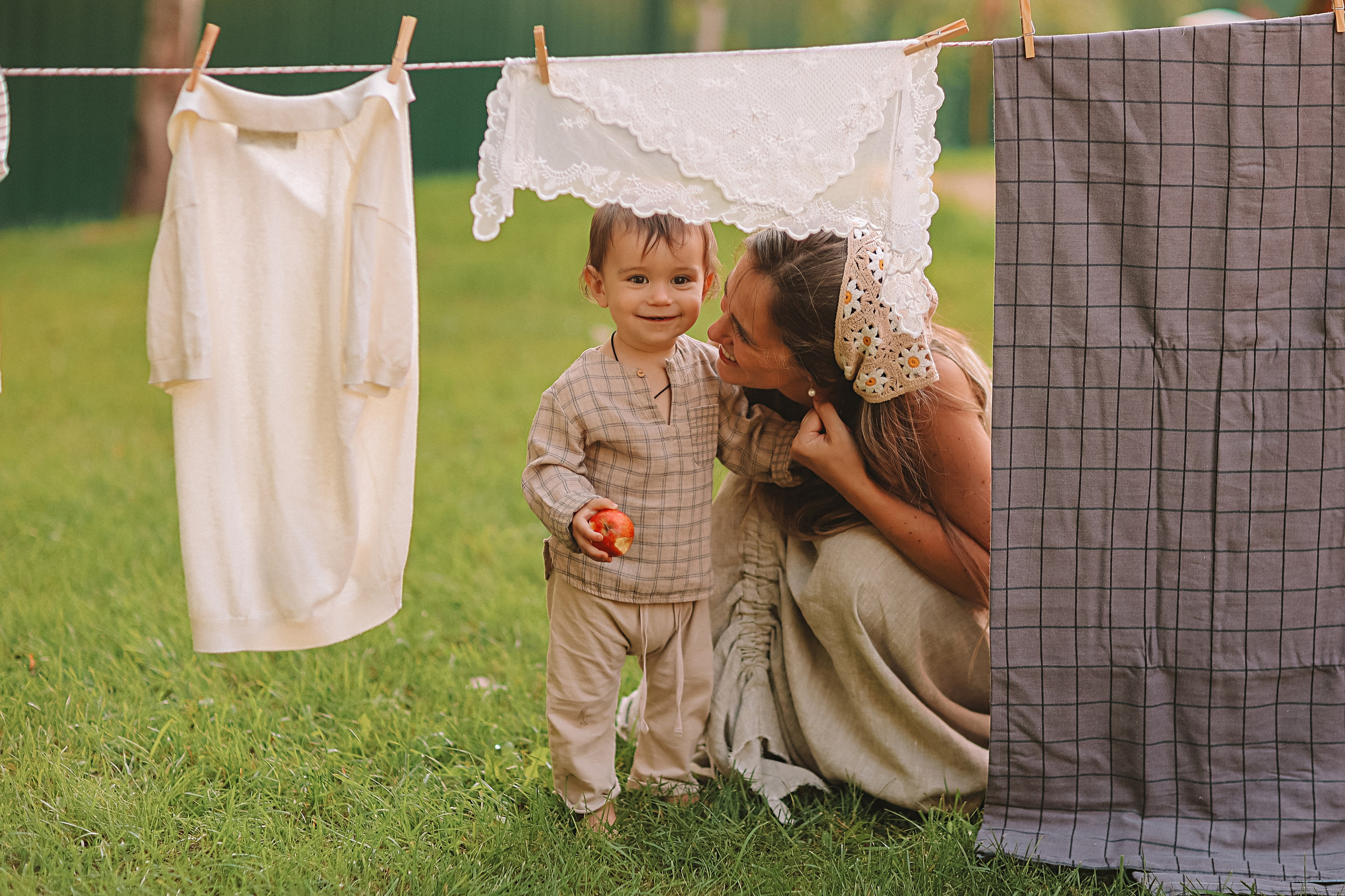 Стирка у дома. Семейный фотограф Тюмень, фотограф на роды Салмина Мария