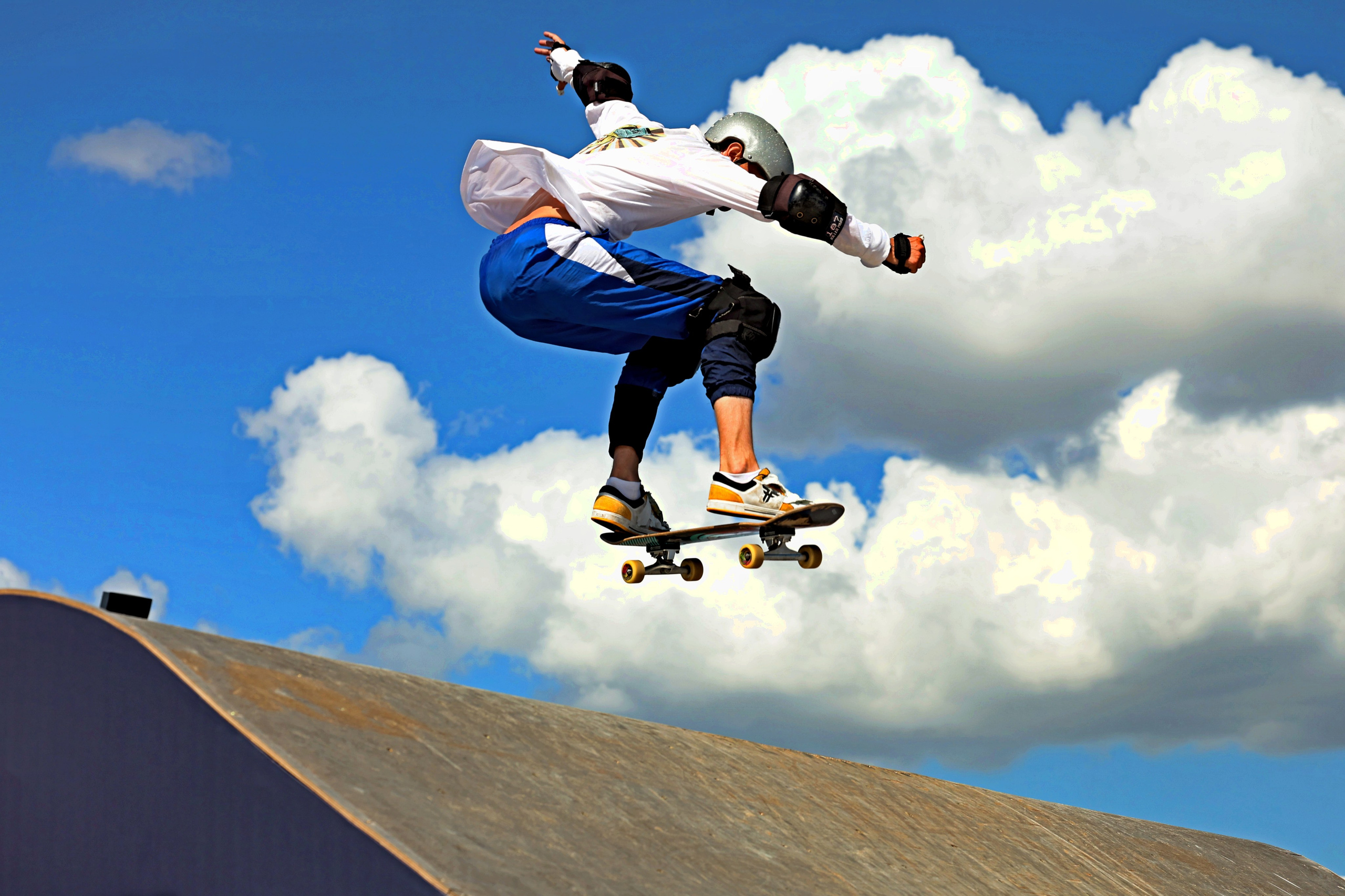 Скейтбордист летит с трамплина