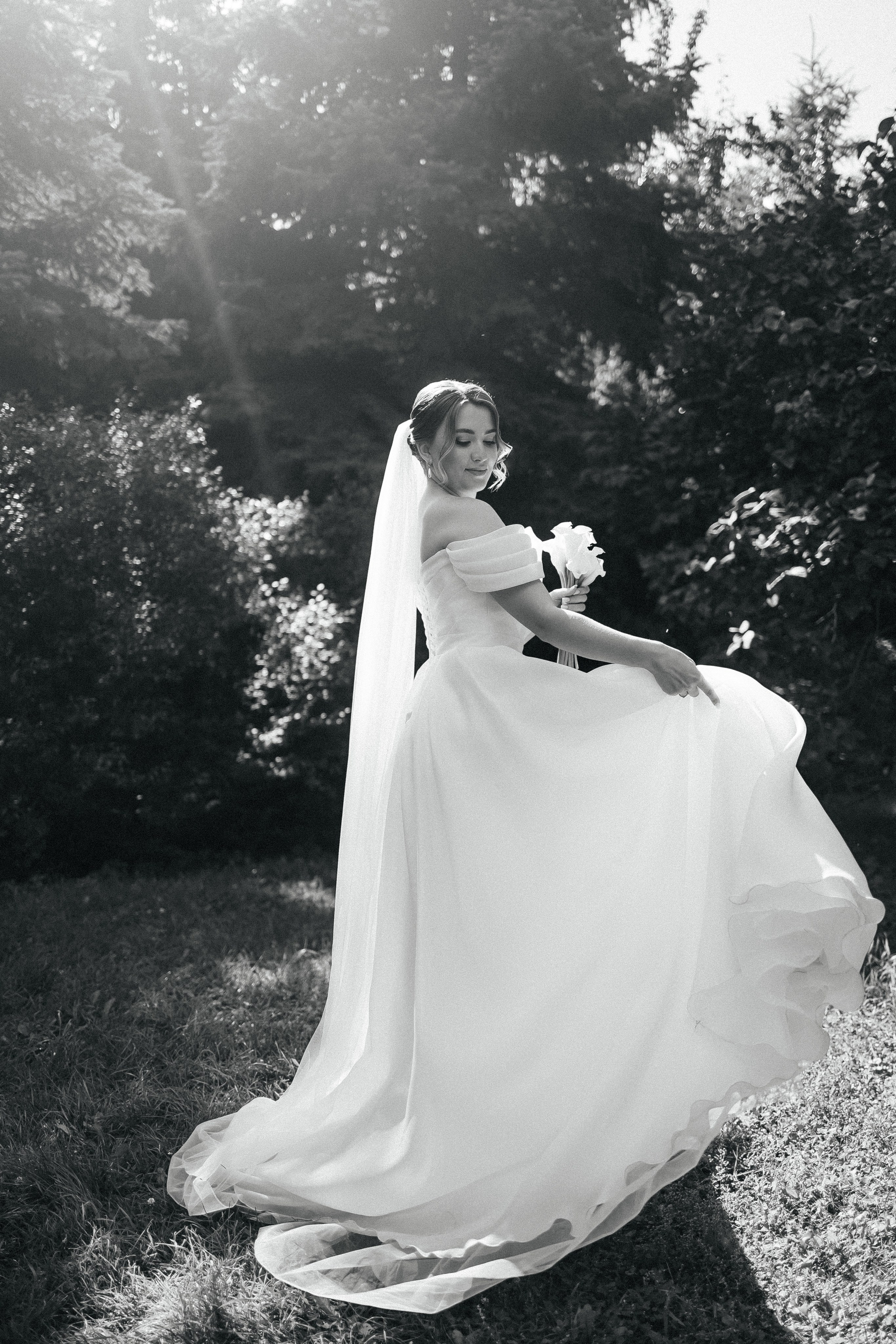 Свадебная пара сидит на скамейке в московском парке или саду, наслаждаясь моментом после бракосочетания, профессиональный фотограф из Москвы