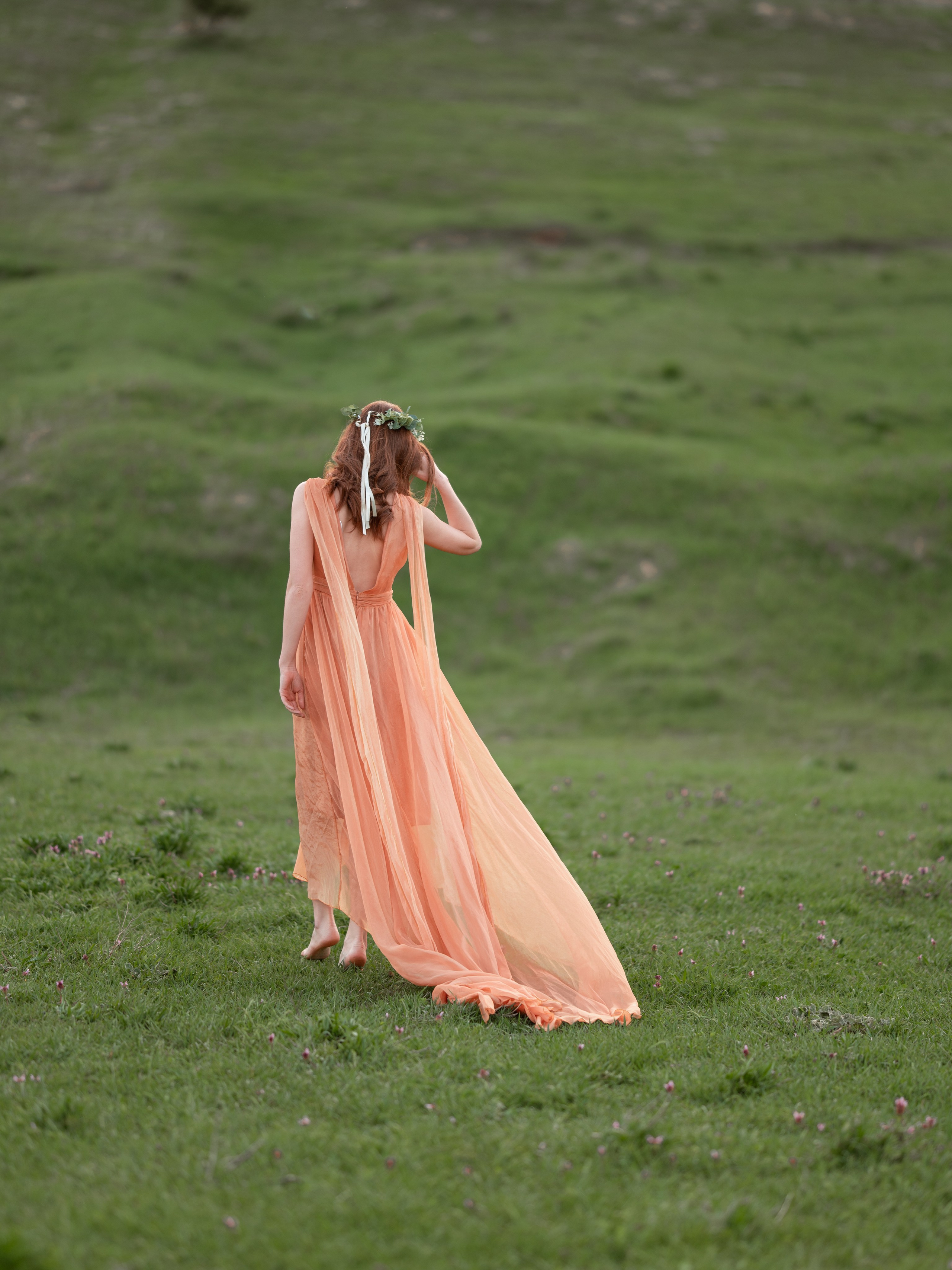 Фото воздушной нимфы в летящем платье