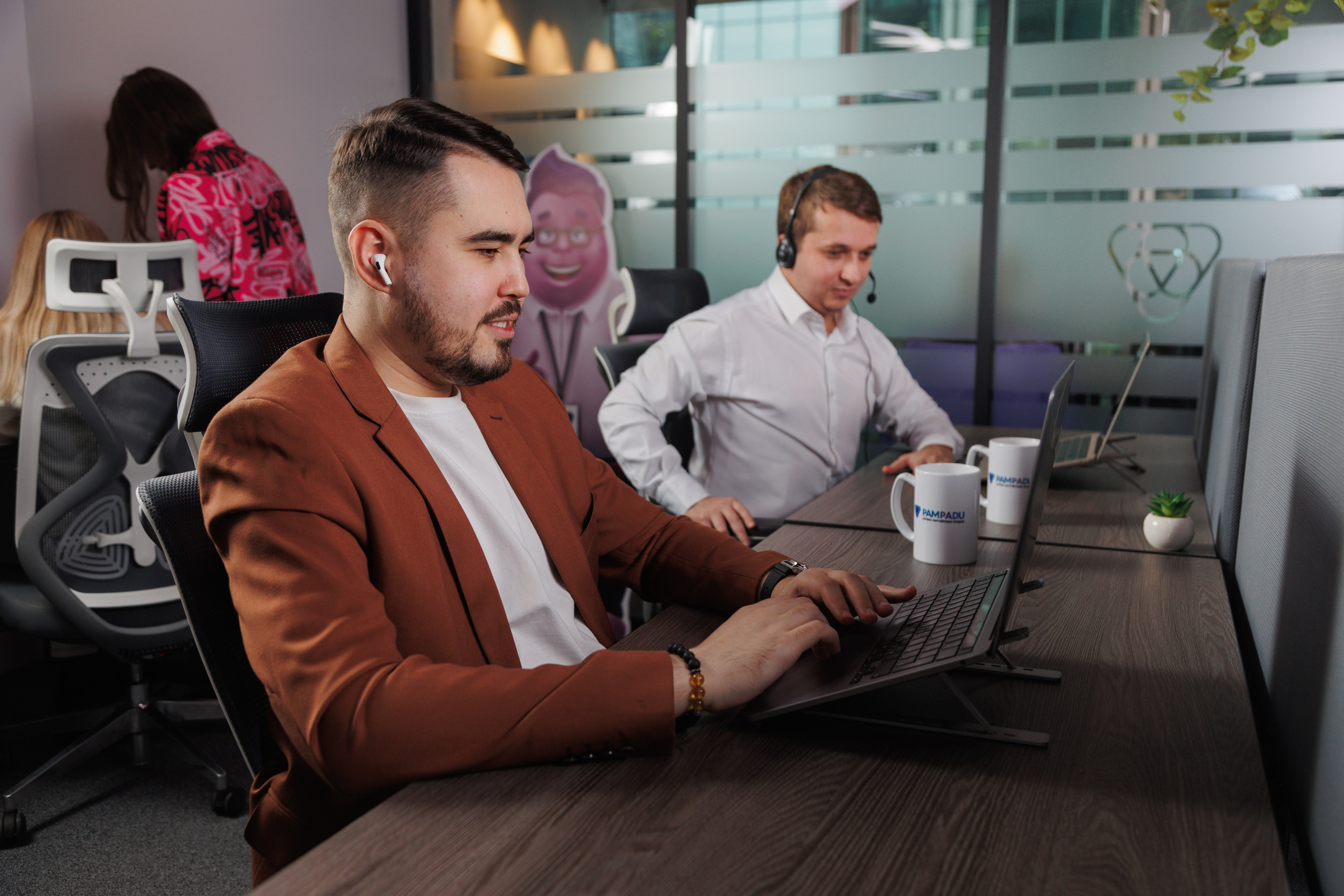 Программист сосредоточенно работает за ноутбуком в офисе Москва-Сити. Фотограф Жуков Василий.