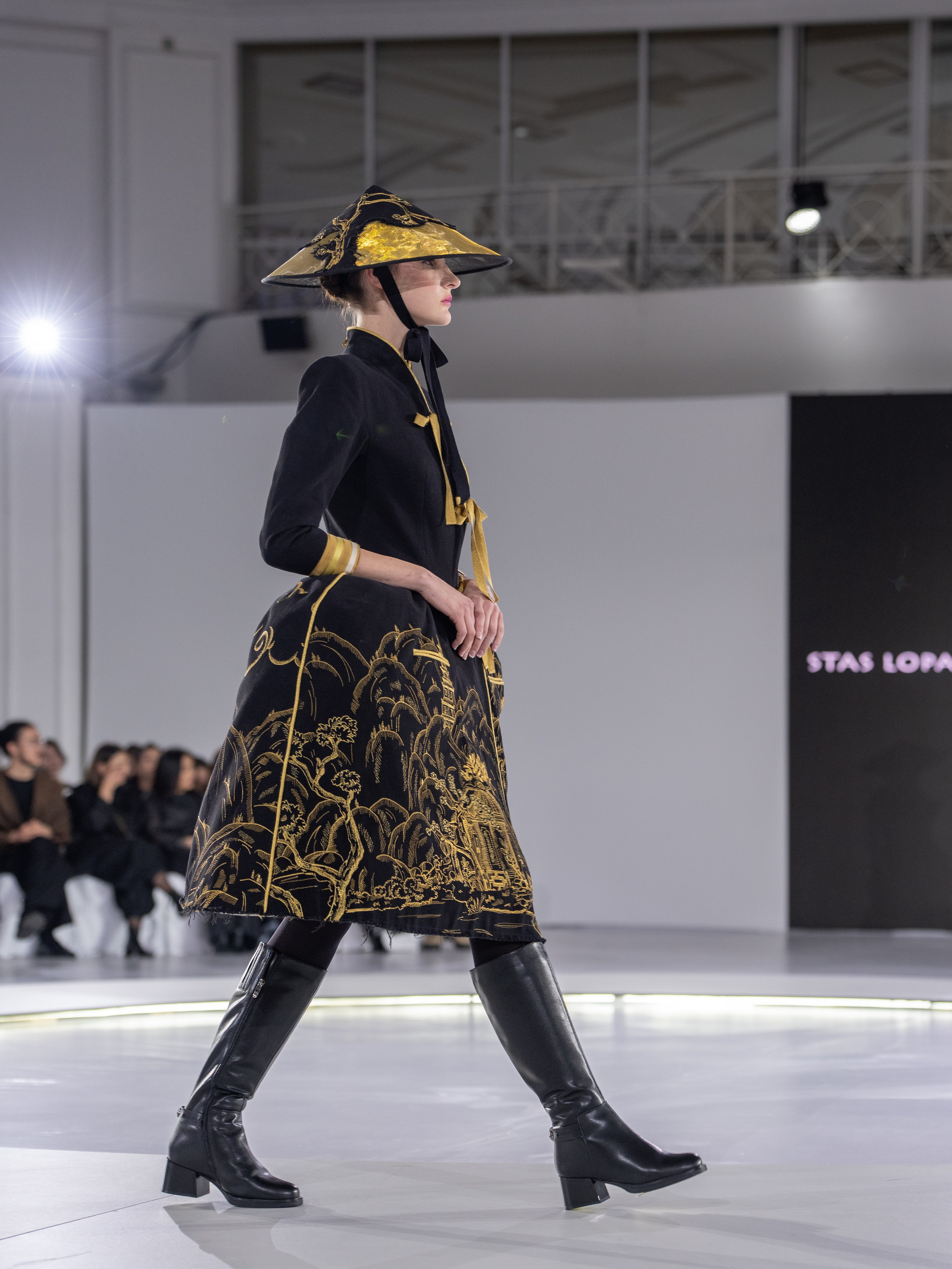 Дизайнер Stas Lopatkin. Сайт Алматинского НЮ АРТ, будуар и фэшн фотографа Дениса Карпенко