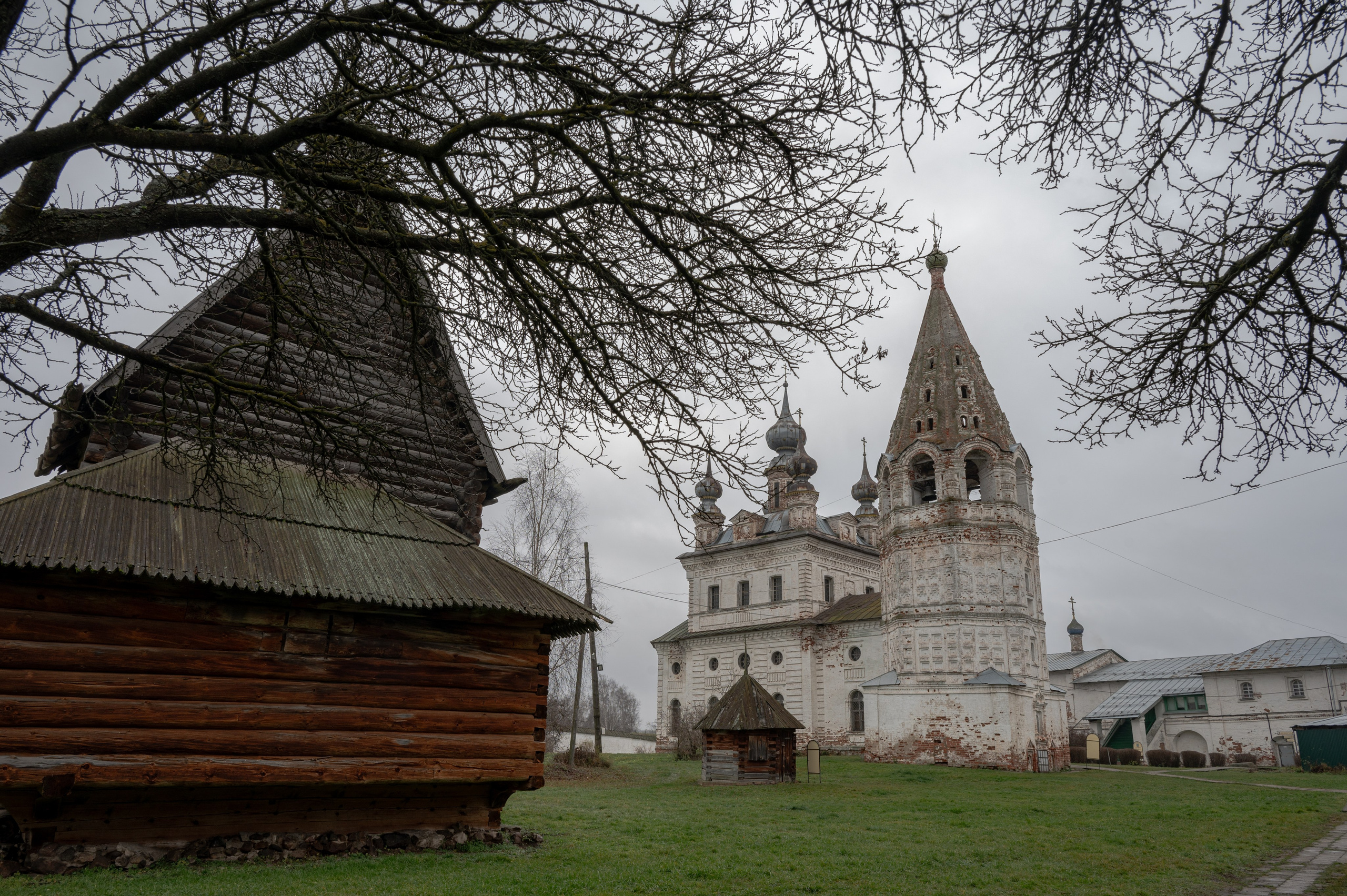 Вид на Соборный храм в честь Архистратина Божия Михаила и колокольню