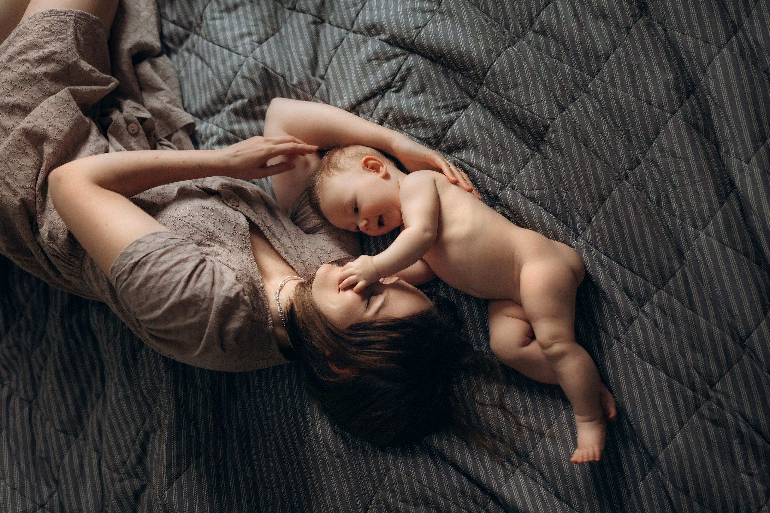 Домашняя фотосессия мамы и дочки. Детский, семейный и ньюборн фотограф в Москве Юлия Шуарт