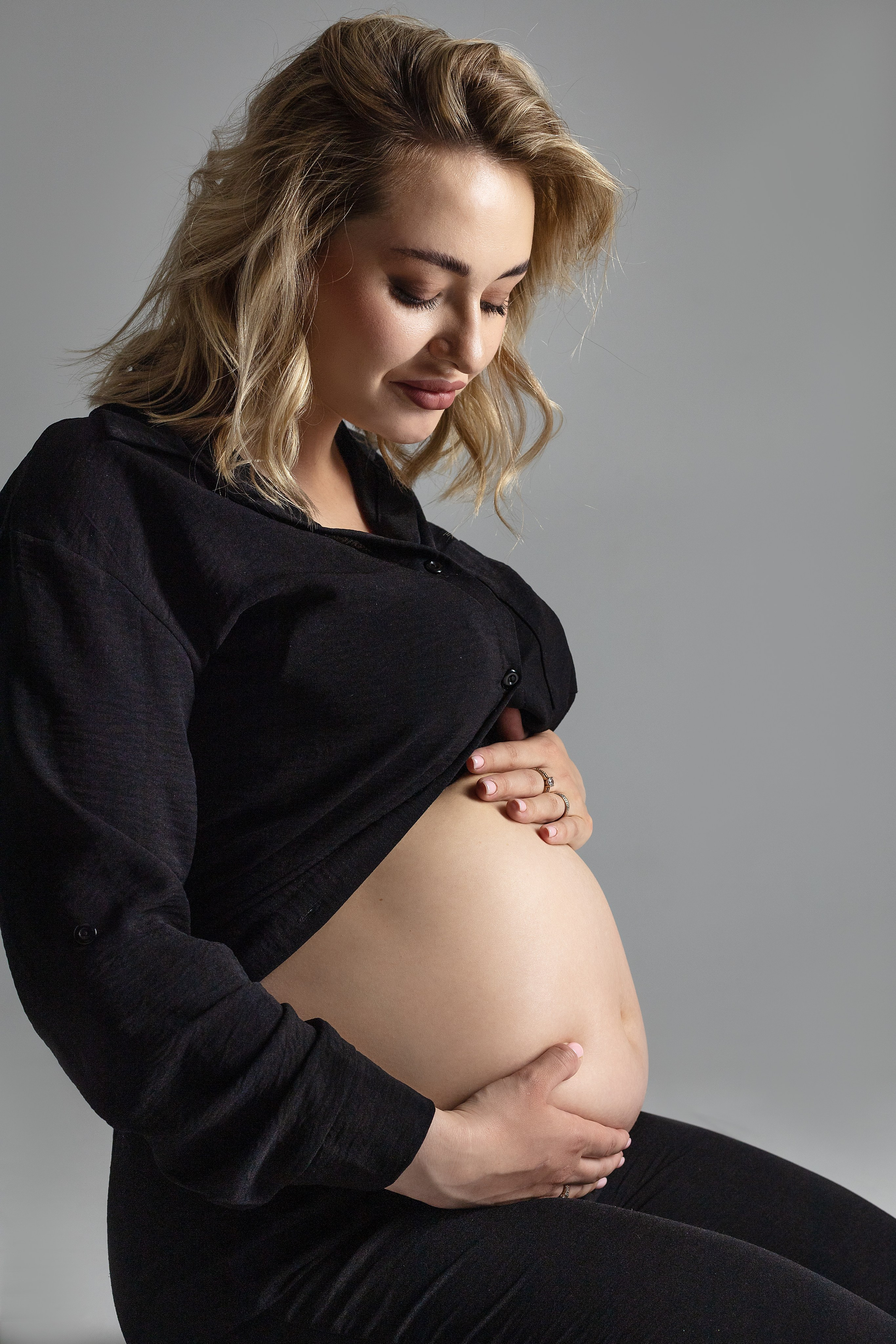 Беременность на белом фоне. Ирина Мезенцева | Женский и предметный фотограф | г. Омск