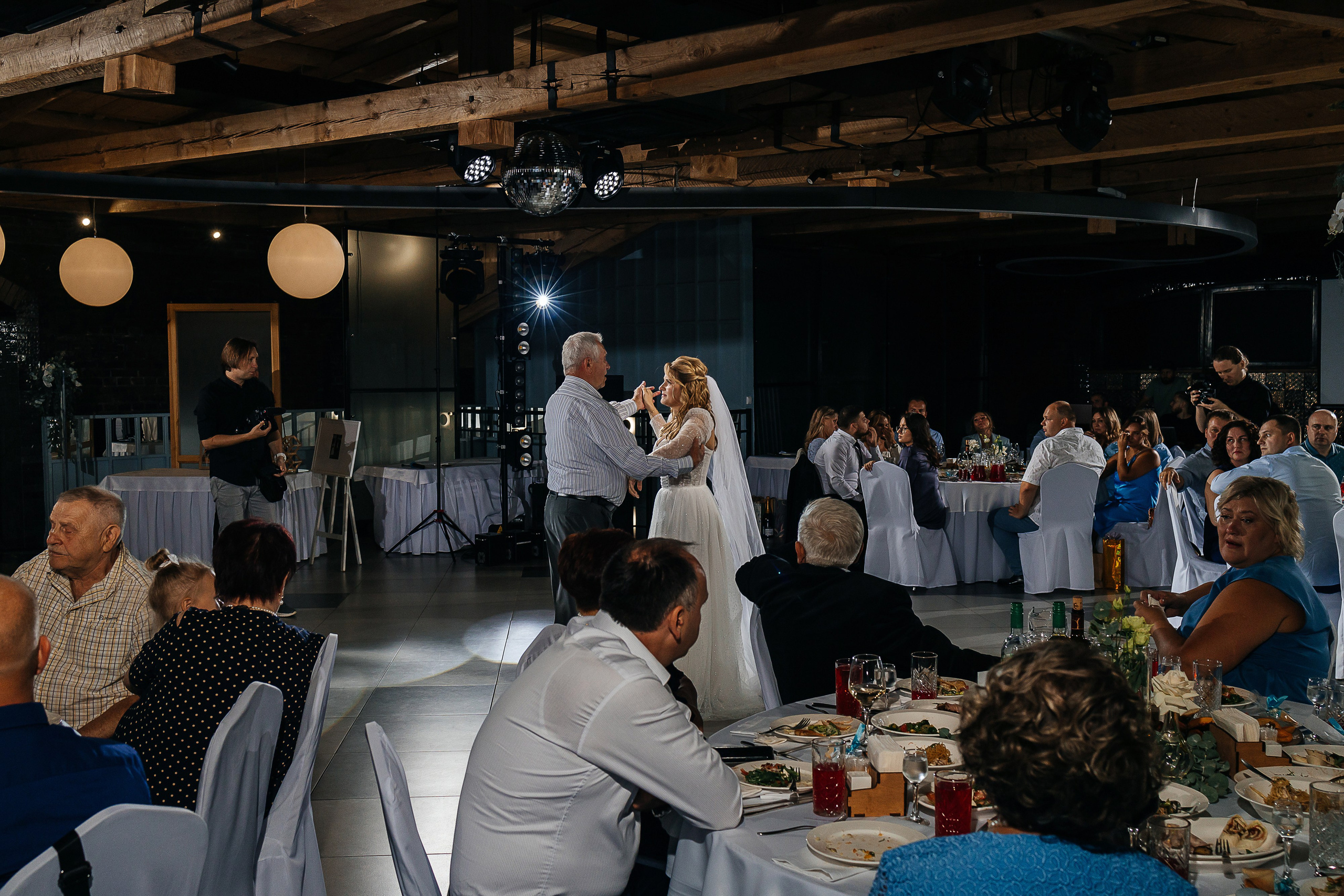 Трогательная выездная церемония в уютном дворике отеля. Олег Сверчков | Свадебный фотограф Вологда