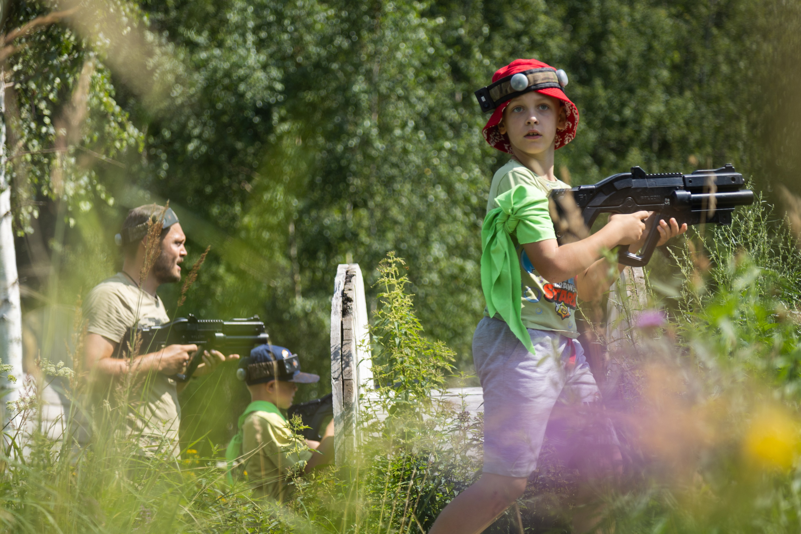 Лазертаг на природе с семьей. Документальный фотограф