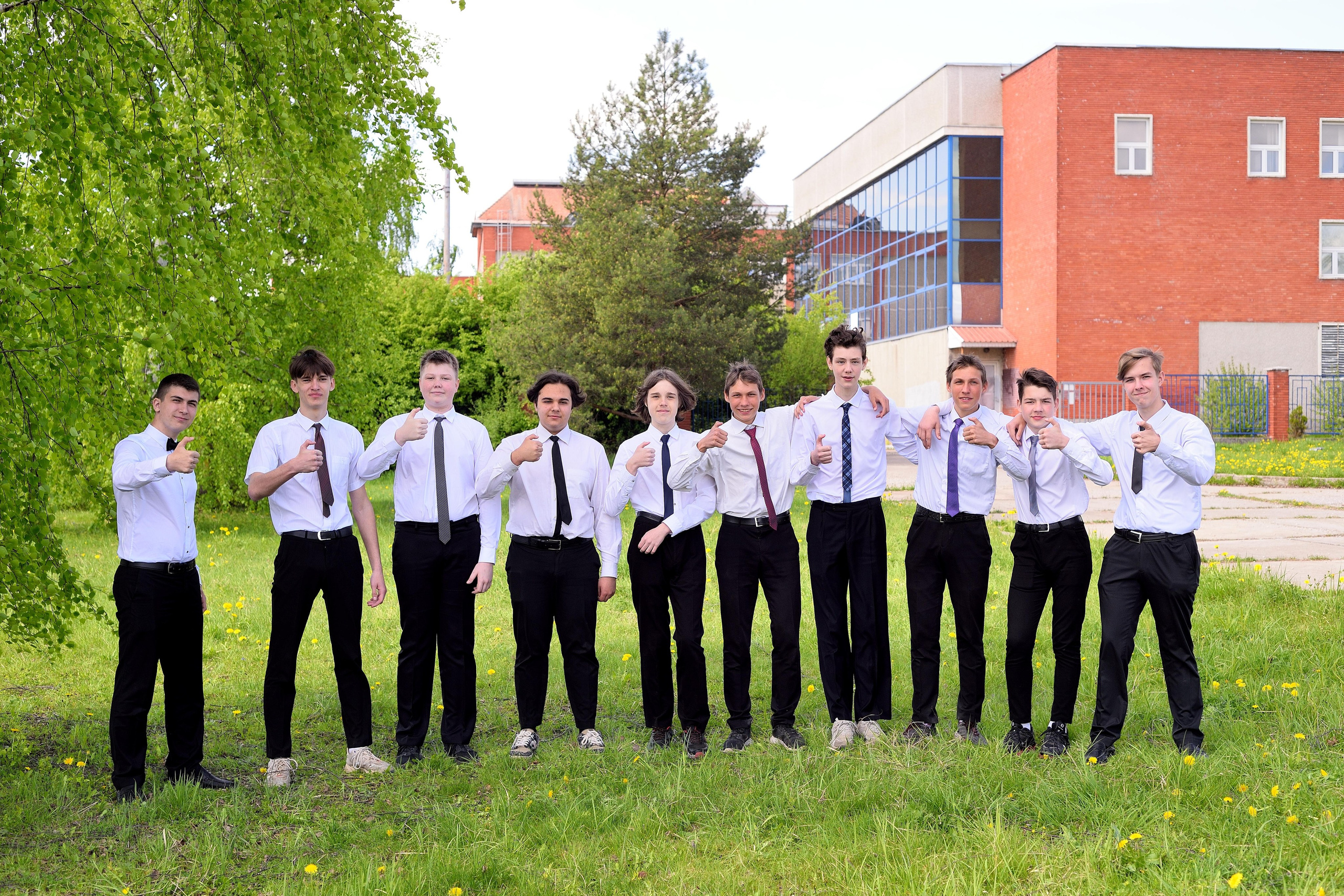 2023 Гимназия 9 «Б» класс Трюмо 21×30. Выпускные альбомы для школ и детских садов Александр и Динара