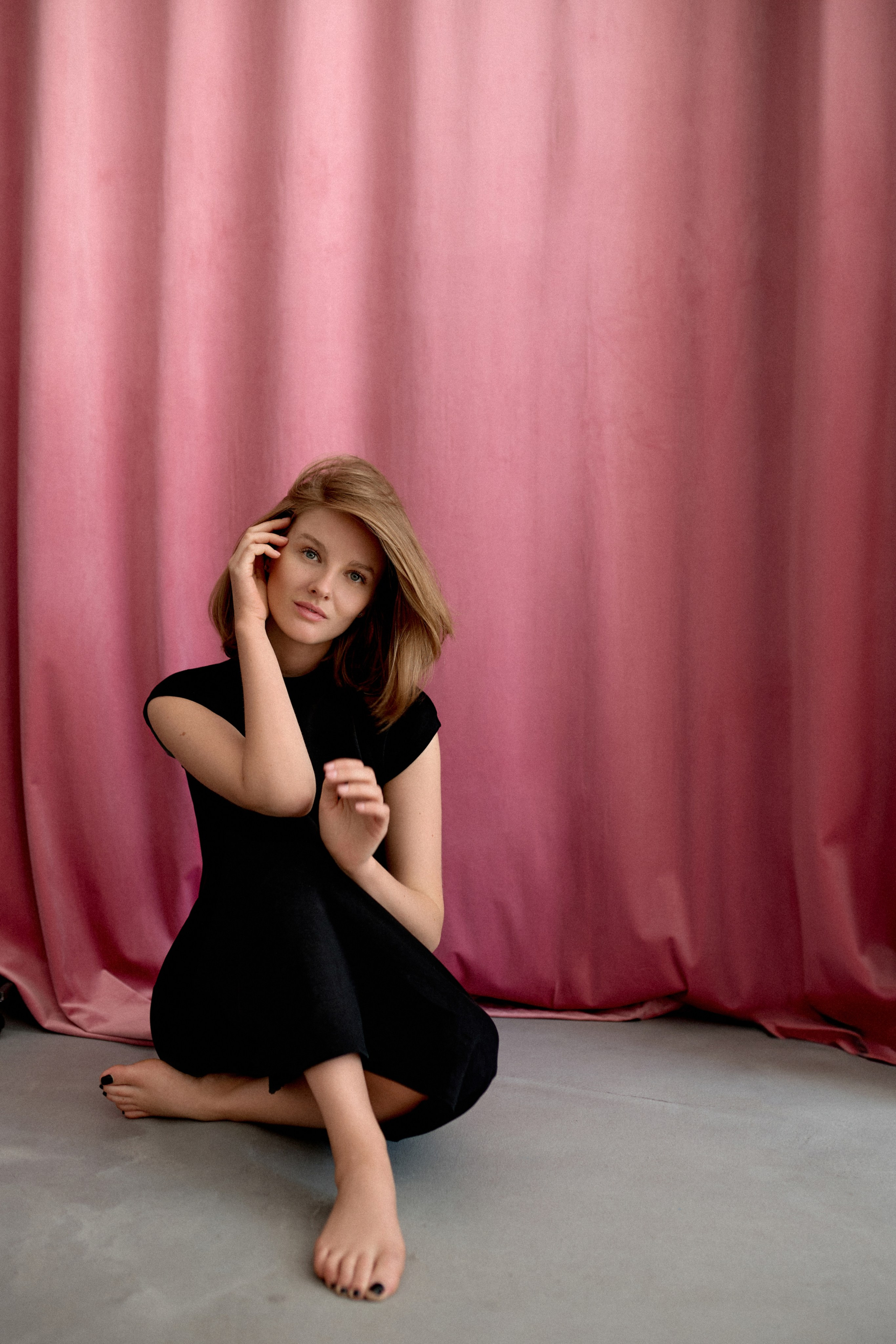 Фотосессия в минималистичном интерьере. Сестры Карабаза. Фотографы и ретушеры в Москве и Санкт-Петербурге