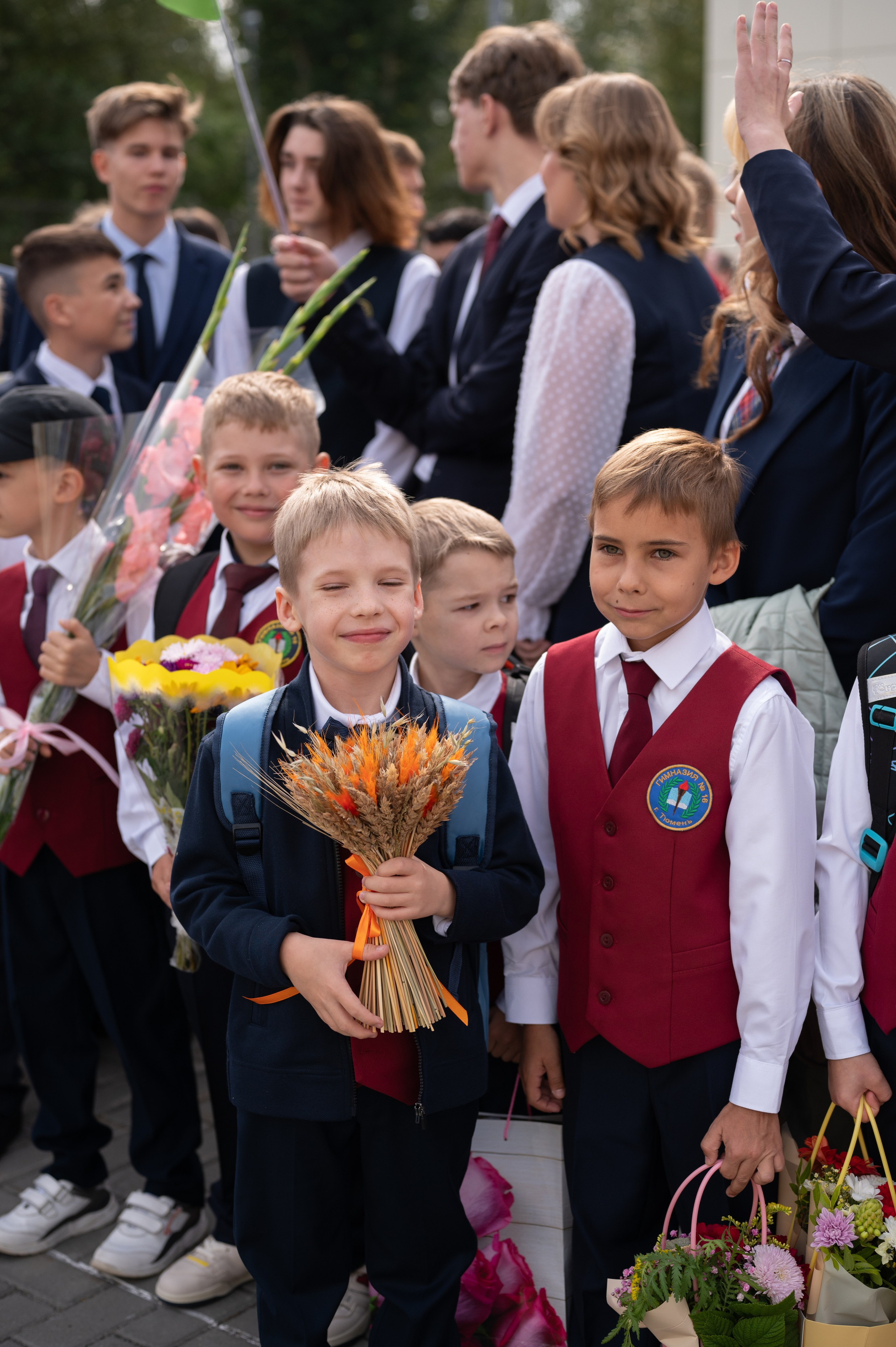 1 сентября 16 гимназия 2 класс (линейка + в классе+ на улице). Фотограф новорожденных, семейный детский в Тюмени Татьяна Морозова