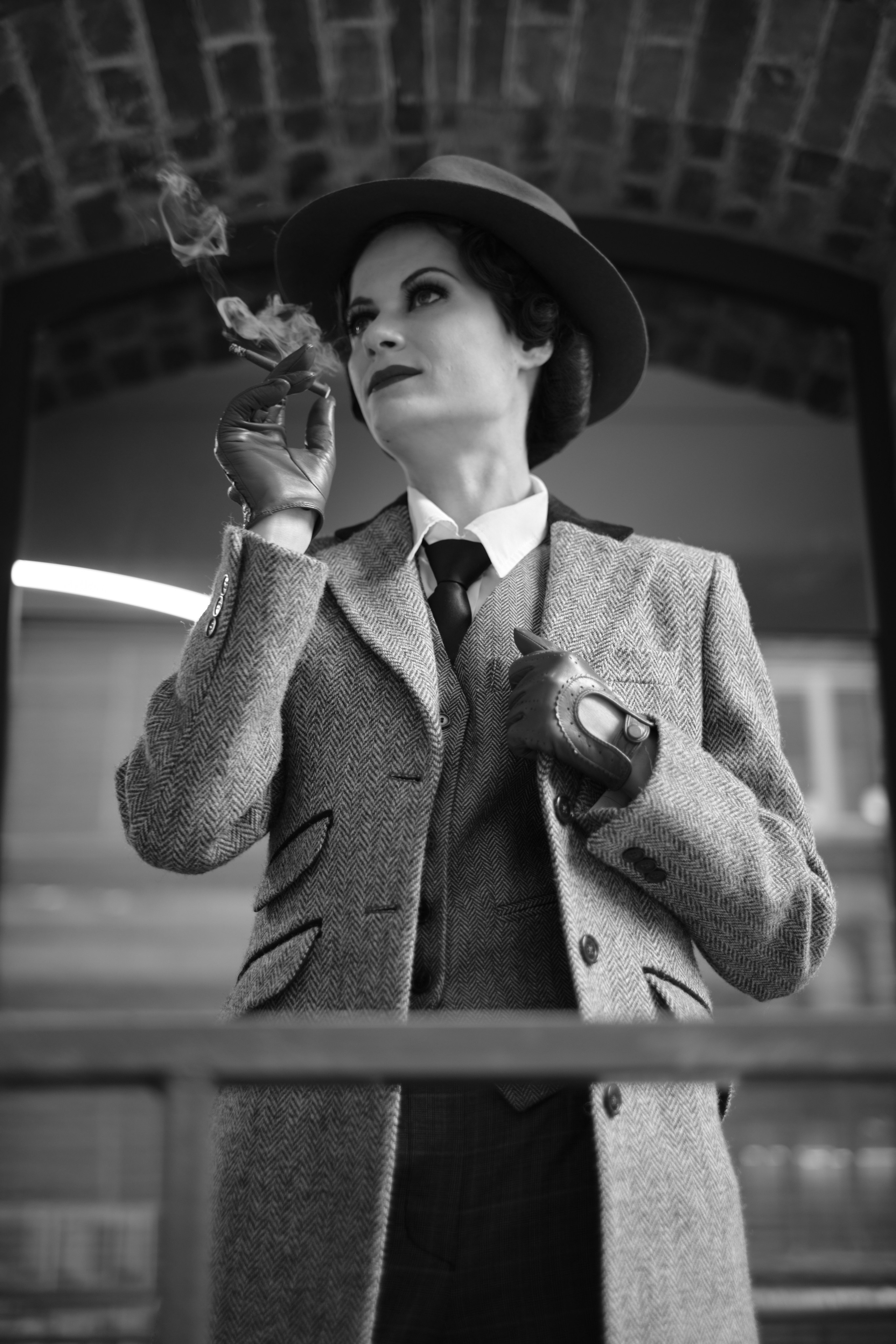 Девушка в шляпе и классическом костюме курит сигарету Чикаго 1930