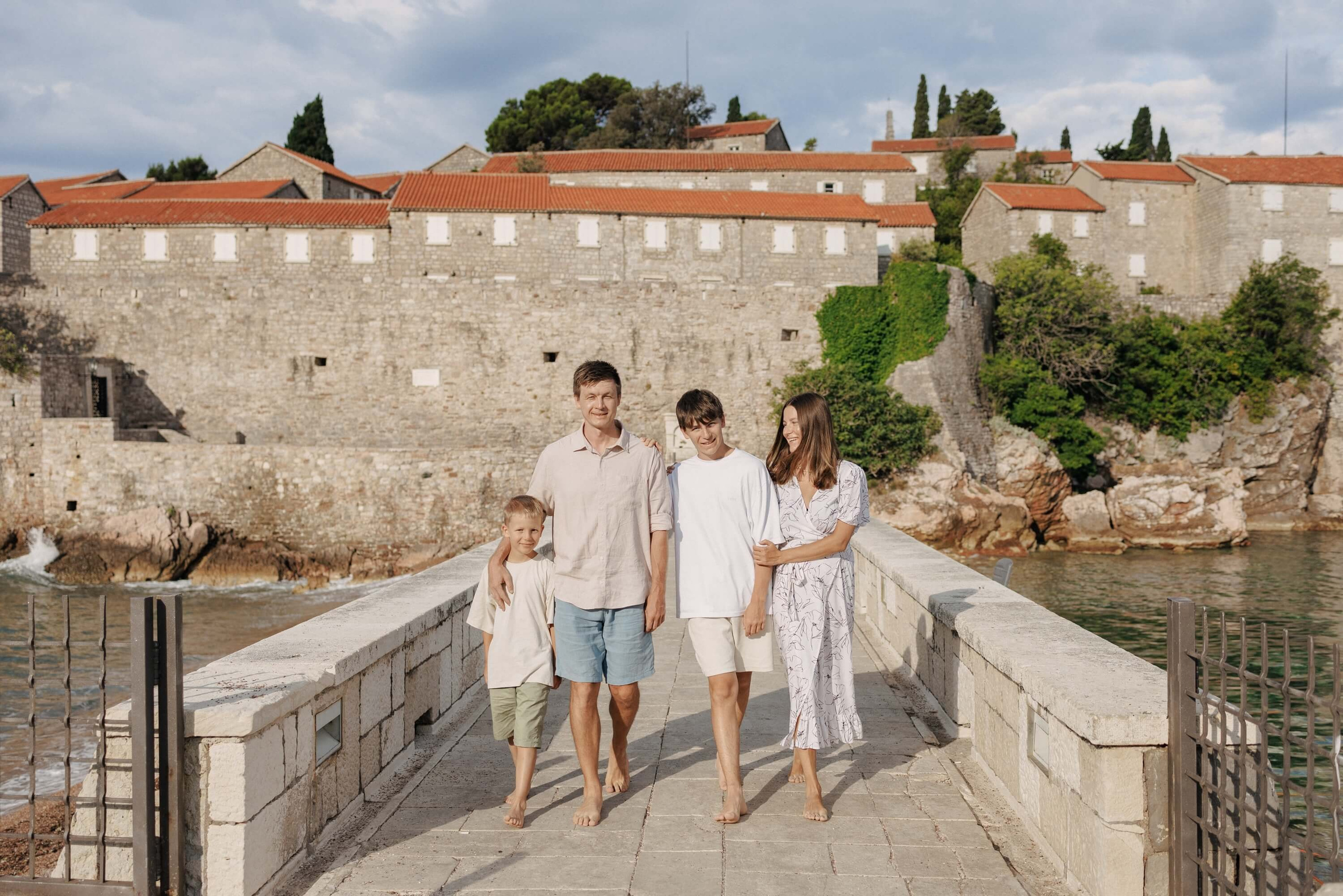 Семейный фотограф в Свети-Стефан Черногория. Федор Лемешко — Семейный и Свадебный Лайфстайл фотограф в Таиланде Дубае Грузии Армении