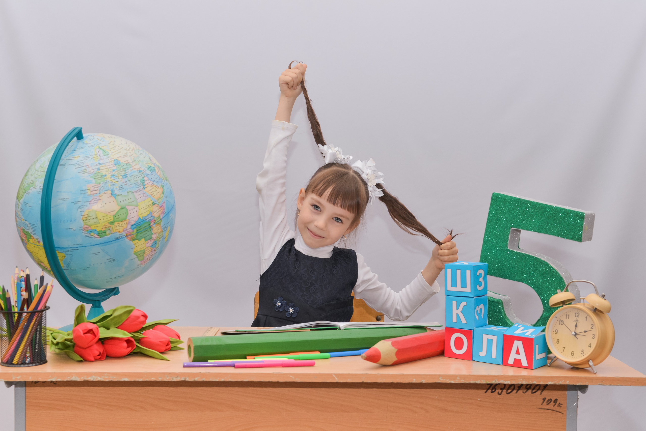 Первоклашки на белом фоне. Детский и школьный фотограф в Костанае Рабига Сейткенова