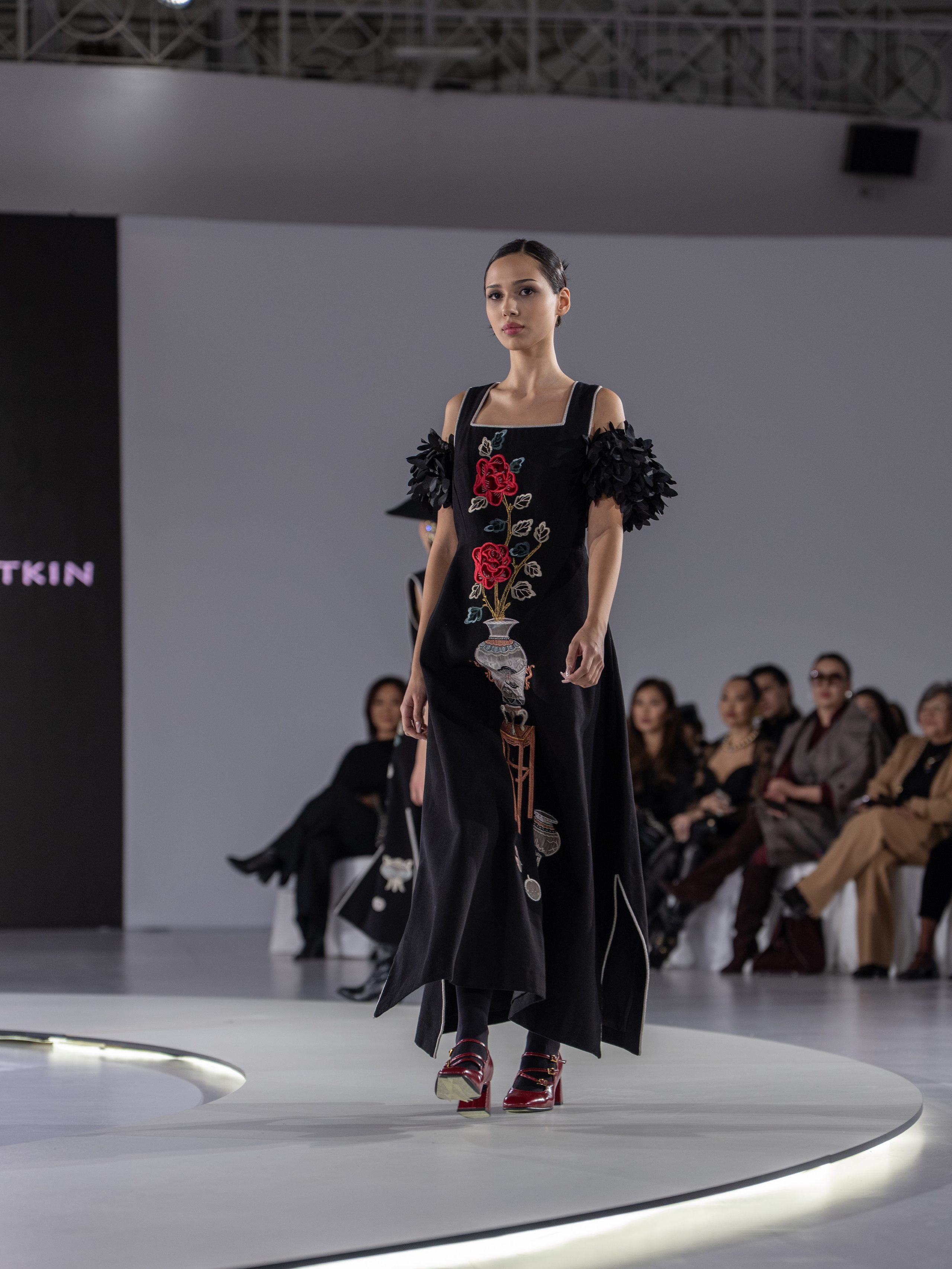 Дизайнер Stas Lopatkin. Сайт Алматинского НЮ АРТ, будуар и фэшн фотографа Дениса Карпенко