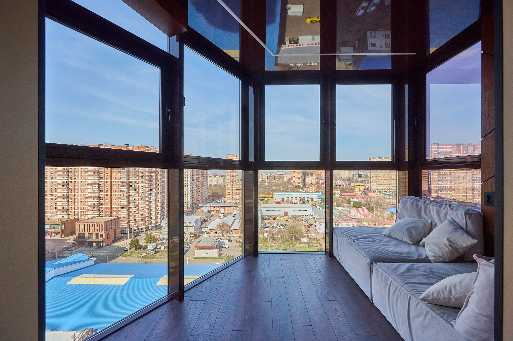 балкон панорамные окна белый диван 