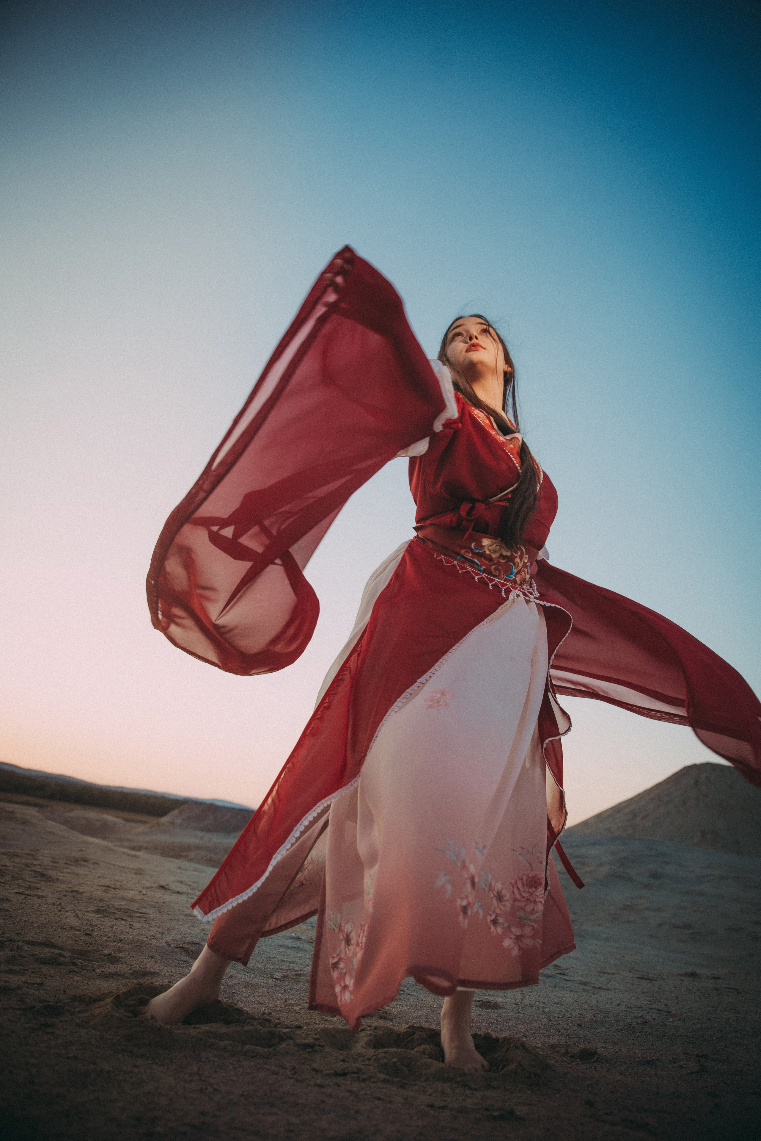 танцующая девушка в красном кимано