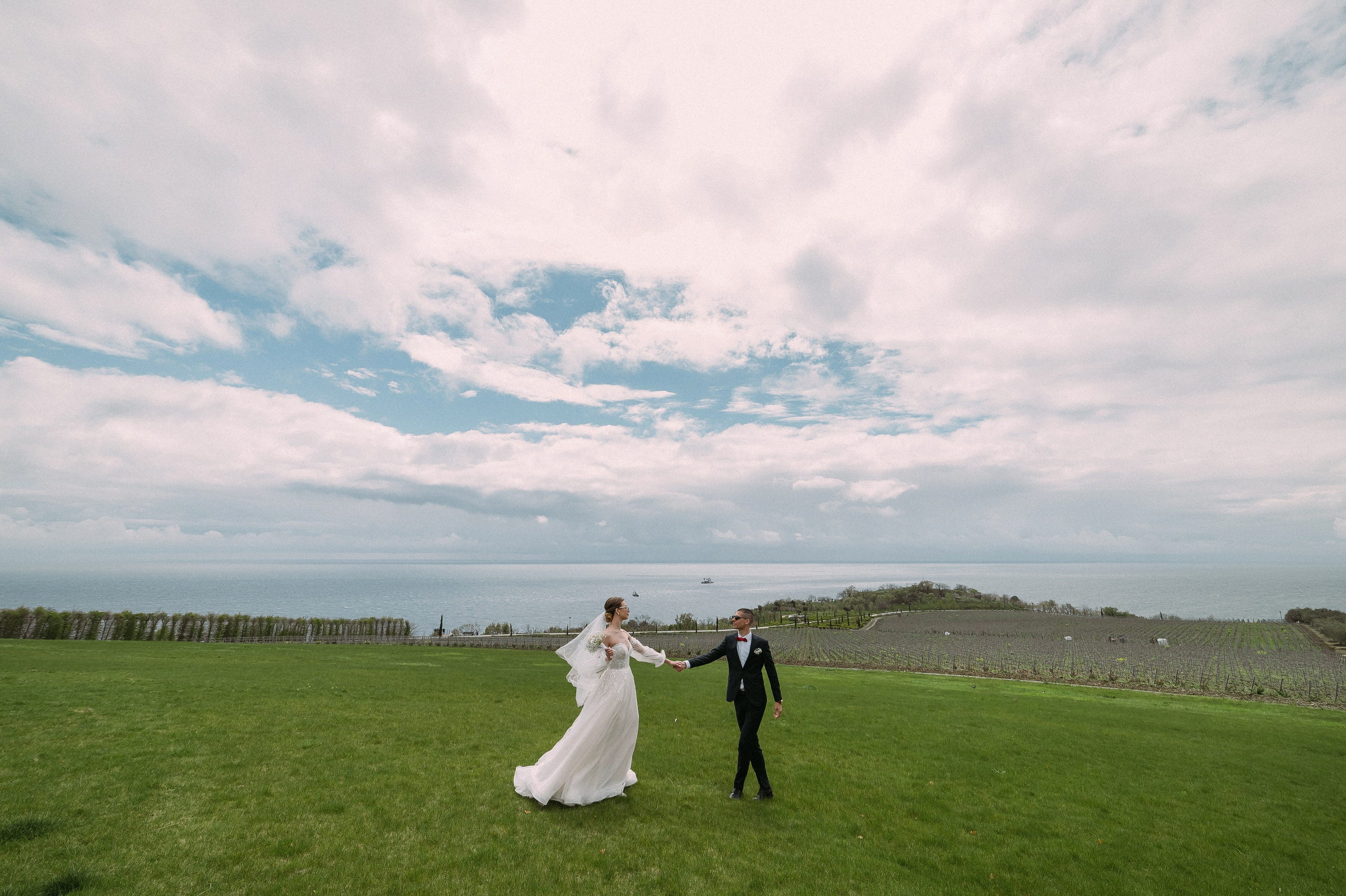 Свадебное утро и прогулка красивой яркой пары. Свадебный и семейный фотограф в Симферополе Дарья Маркова