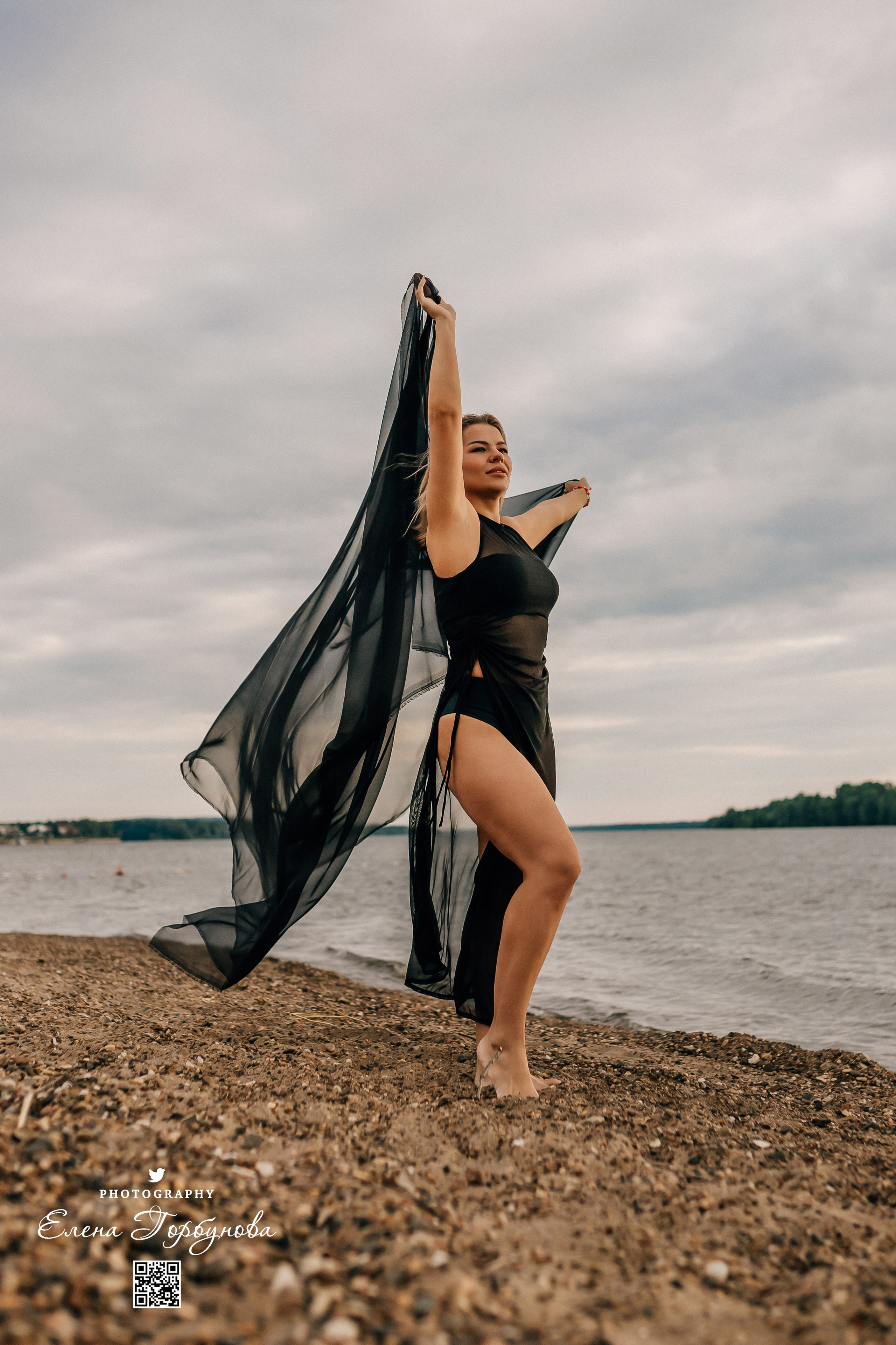 Черная серия с тканью. Набережная. Александра и Таисия. Июль 2025 г. Фотограф Пермь. Свадьбы. Семья и дети, школа, д. сад. Фотокниги