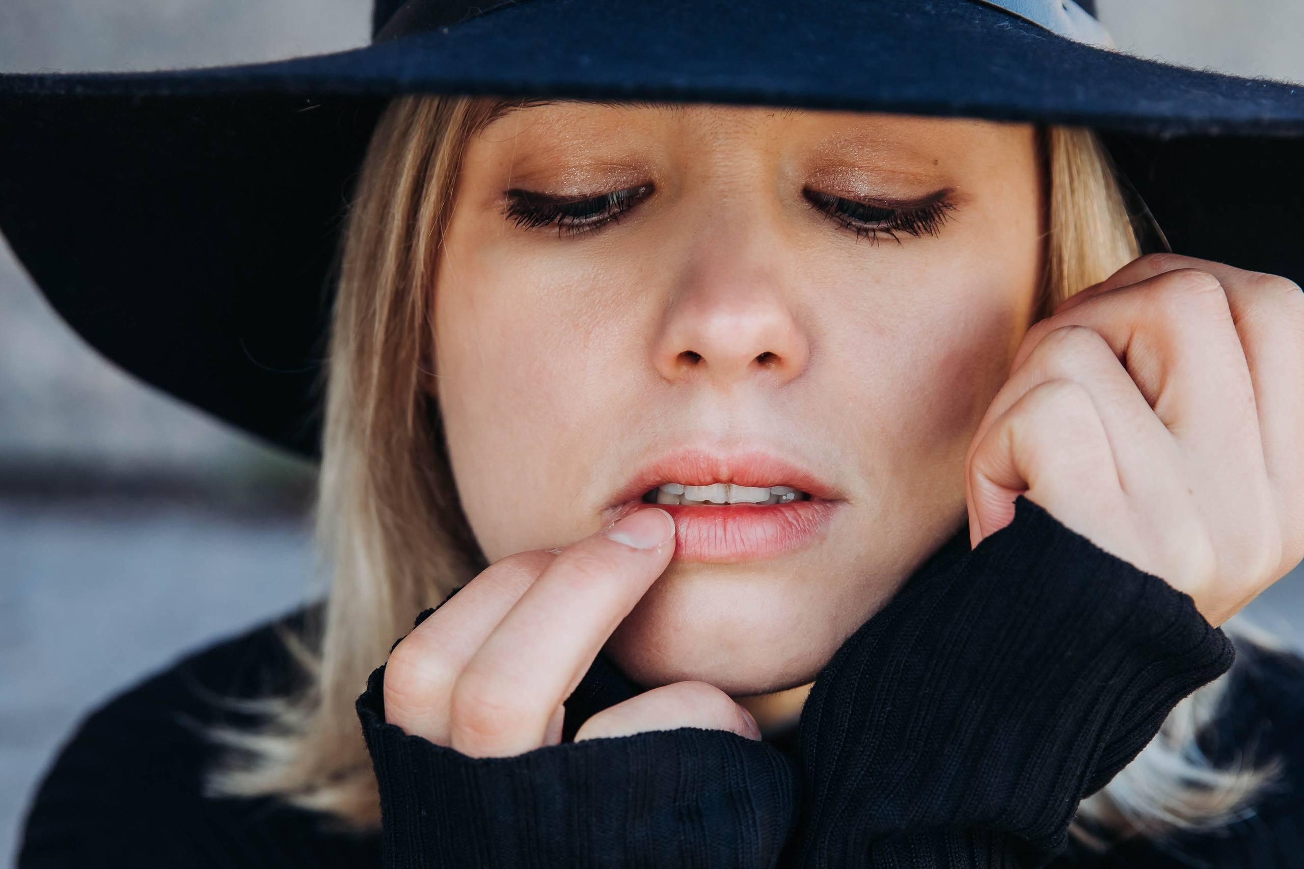 Ира в шляпе. Свадебный и семейный фотограф в Санкт-Петербурге Лолита Евстифеева