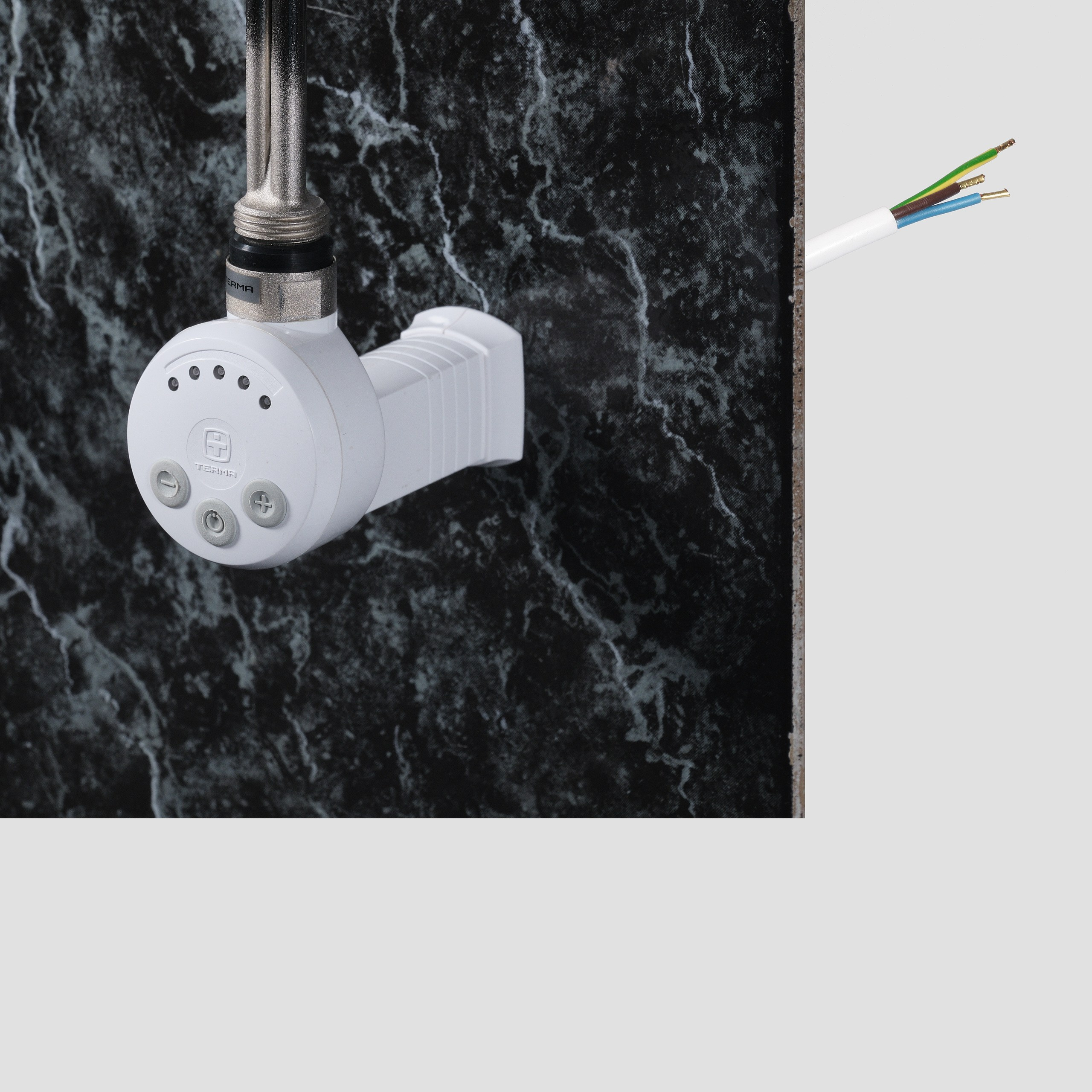 Предметные фотографии регуляторов и нагревателей для отопительных приборов