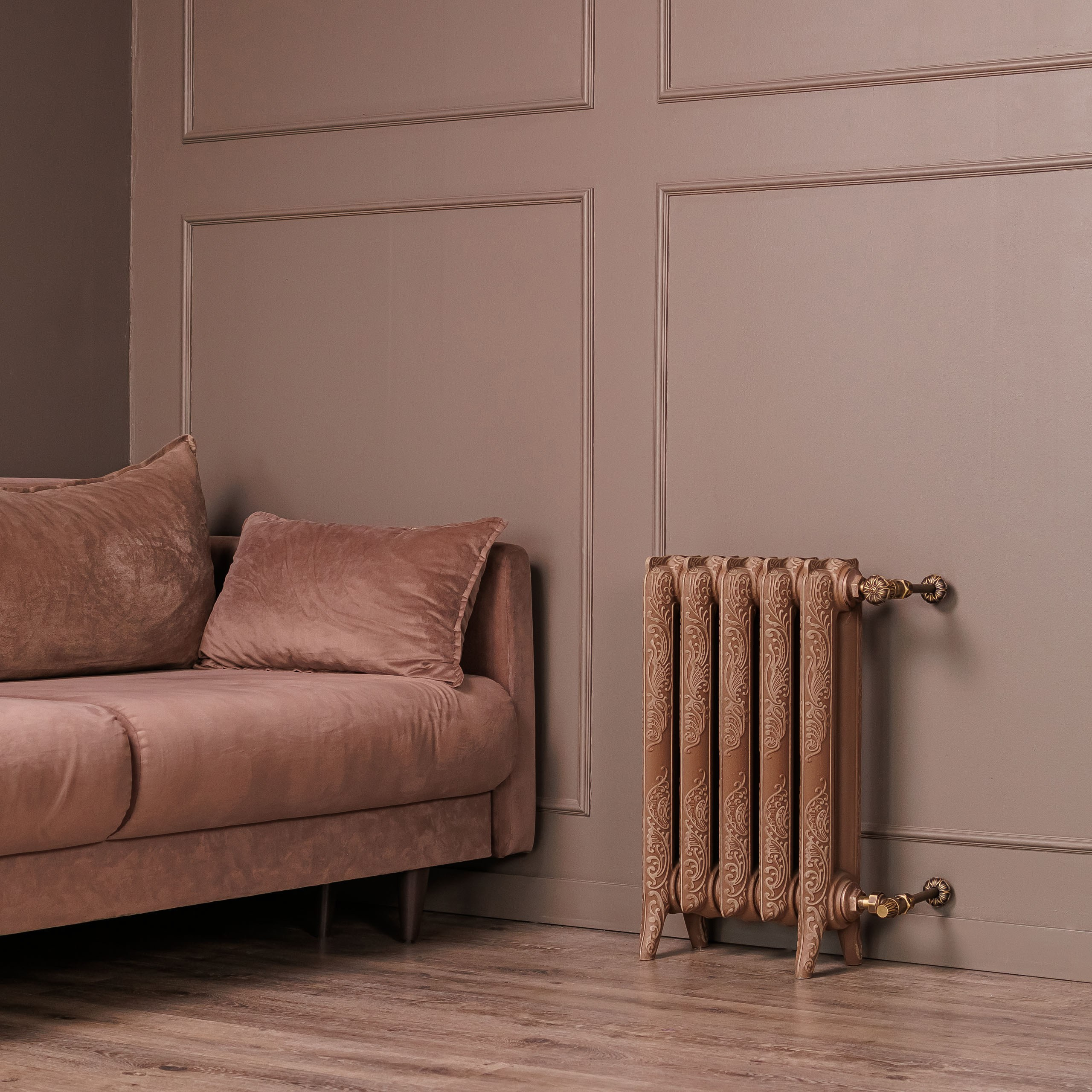 Предметные фотографии дизайнерских радиаторов отопления в стиле ретро