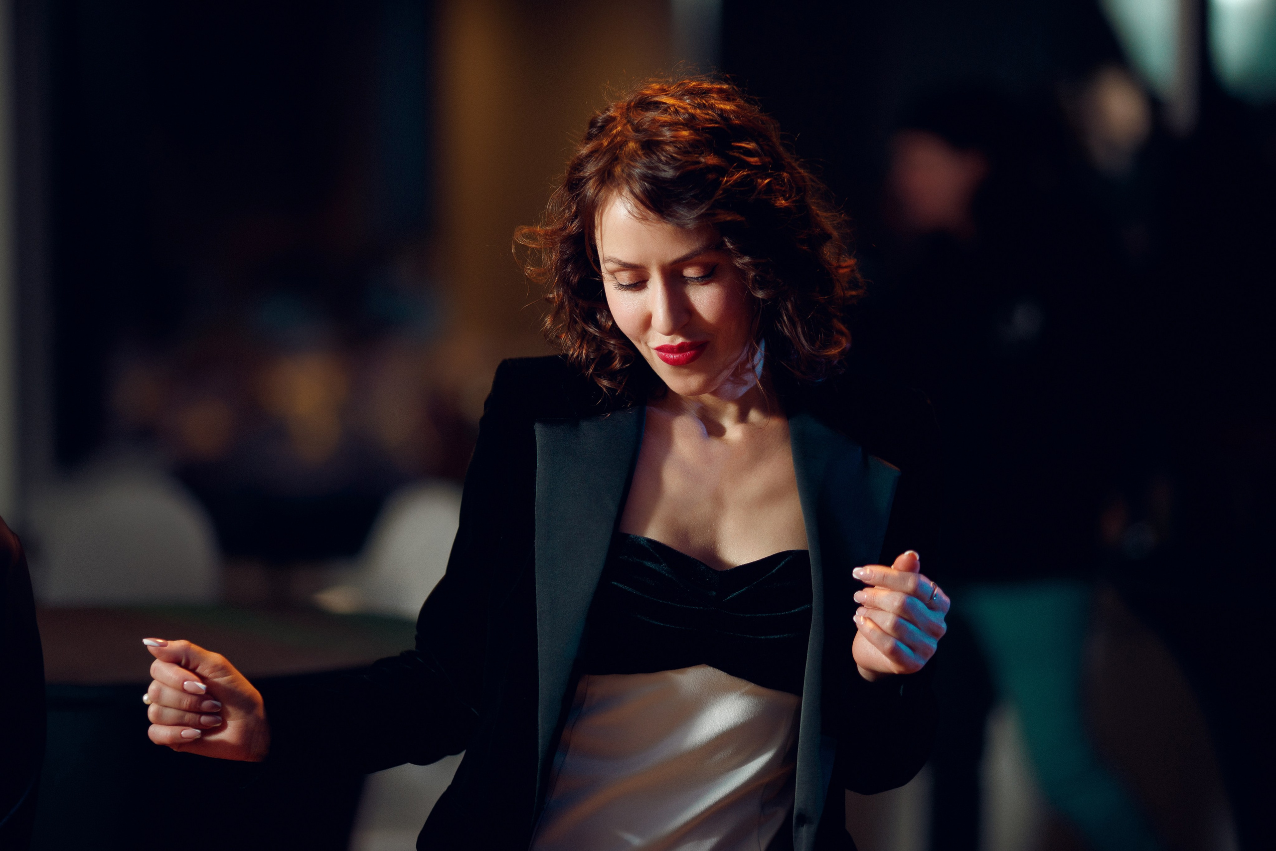 Девушка танцует на корпоративе компании Чистая Страна.