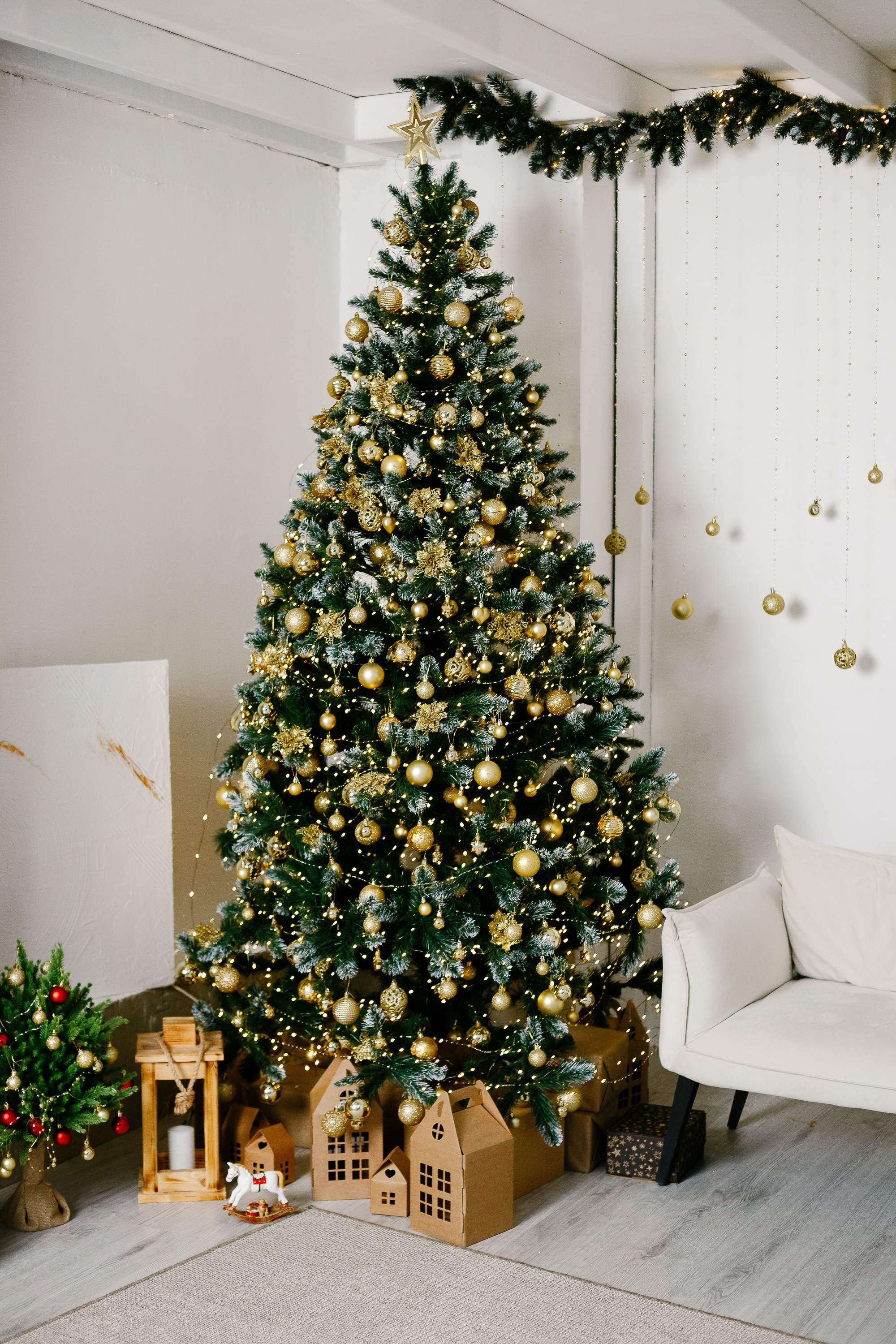 Фотограф на семейную фотосессию в студии на новый год