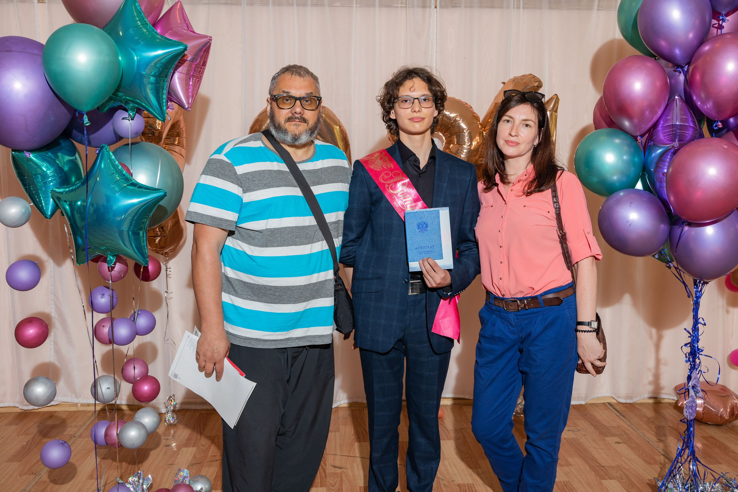 Вручение атестатов в школе № 66. Выпускные альбомы во Владивостоке