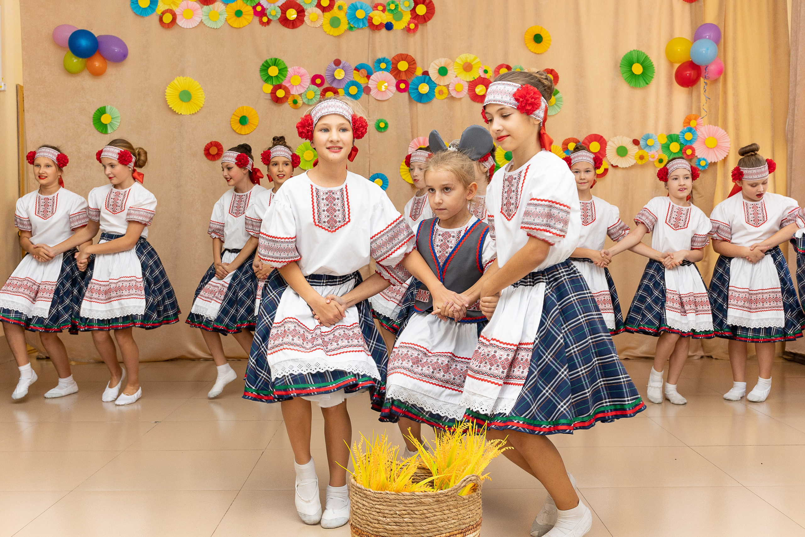 Выступление танцевального коллектива Браво. Выпускные альбомы во Владивостоке