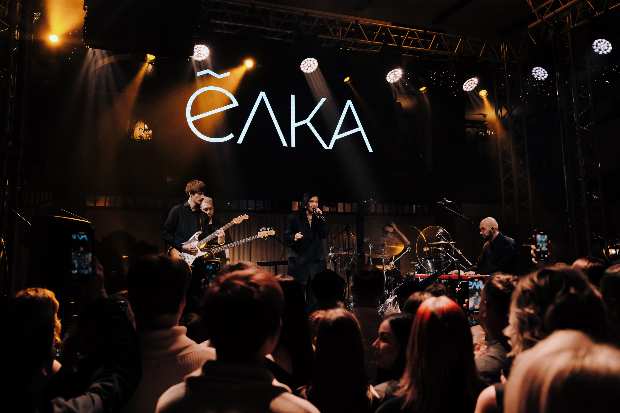 20 ЛЕТ МЕГАПОЛИС ЧЕЛЯБИНСК ХЕДЛАЙНЕР ЕЛКА. Репортажный фотограф Зуев Роман г. Челябинск