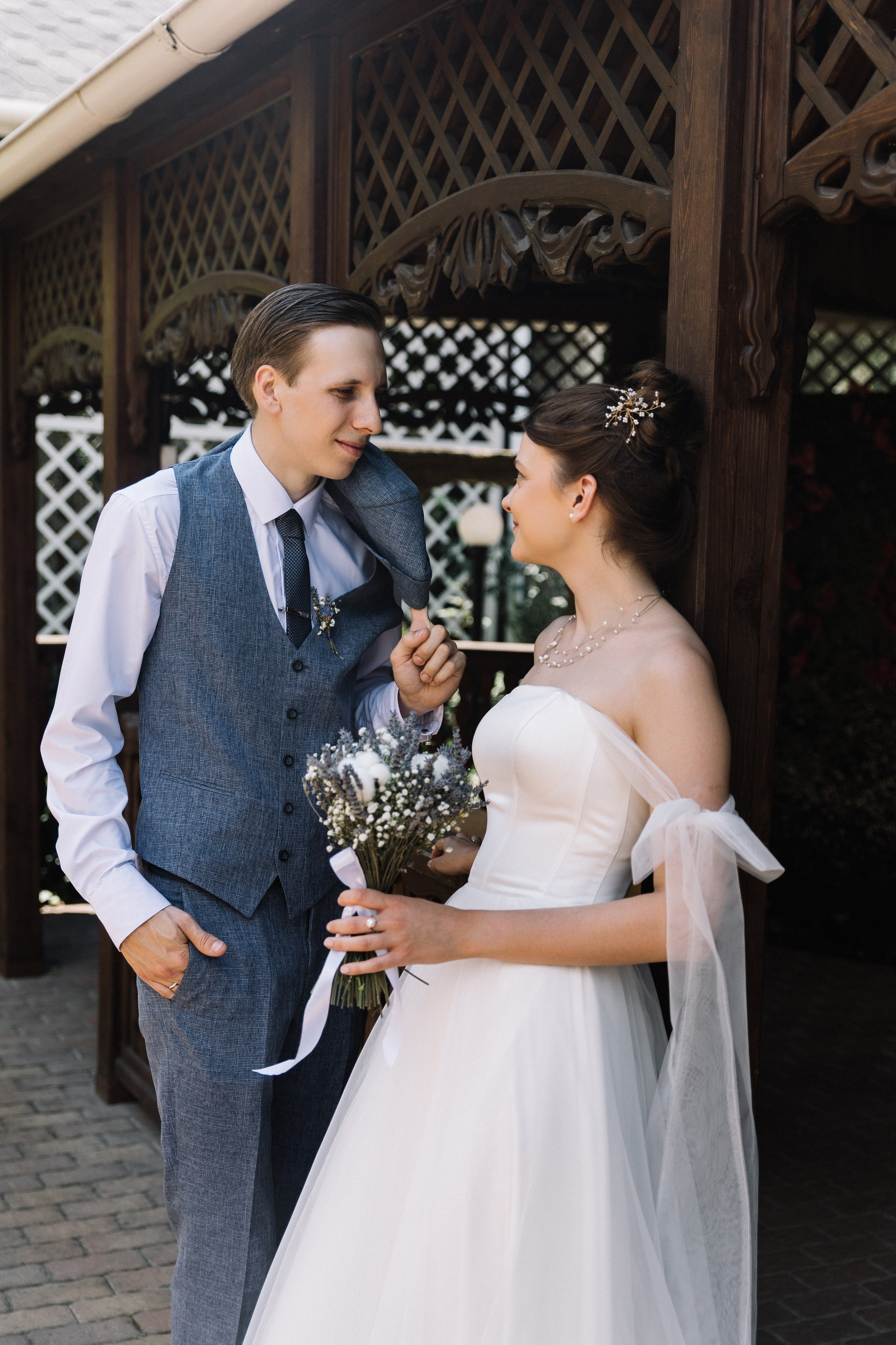 Близкий портрет новобрачных в проектах боке и теплых тонах.