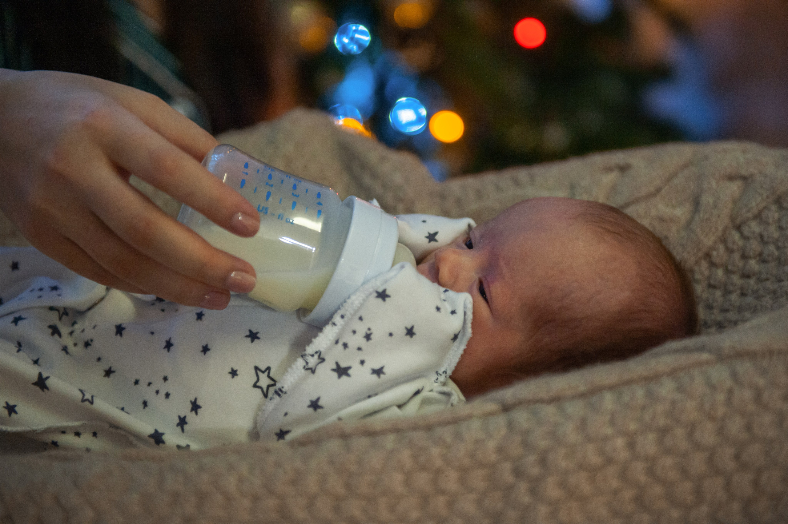 кормление из бутылочки новорожденного ребенка