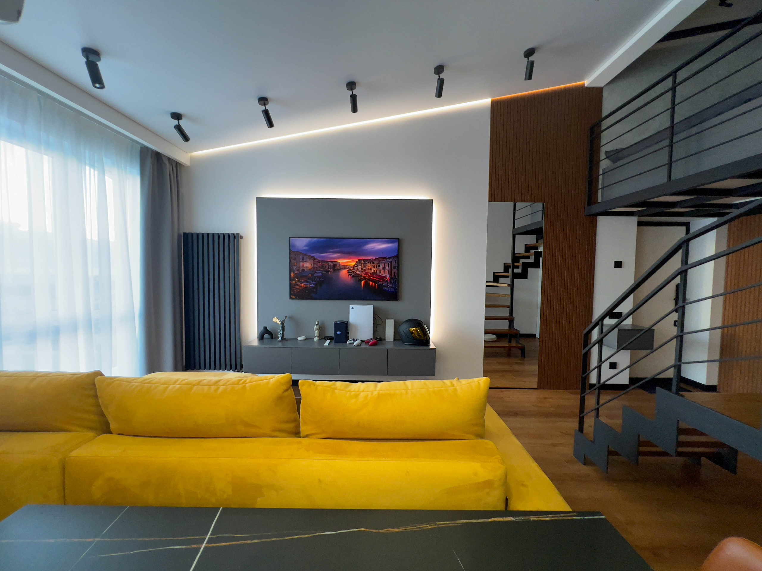 The apartment is on two levels. Fotograf Dmitrii Donets