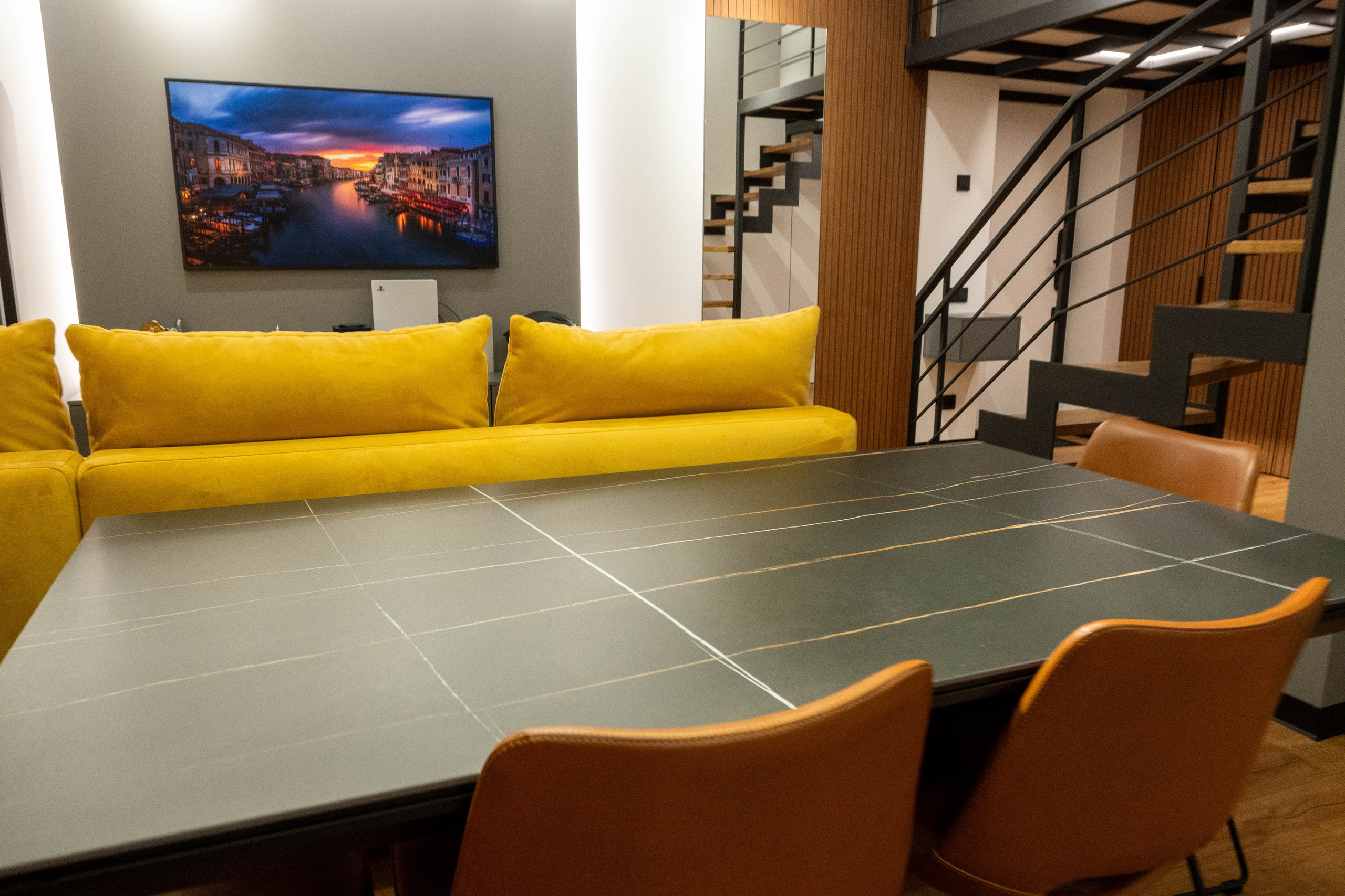 The apartment is on two levels. Fotograf Dmitrii Donets