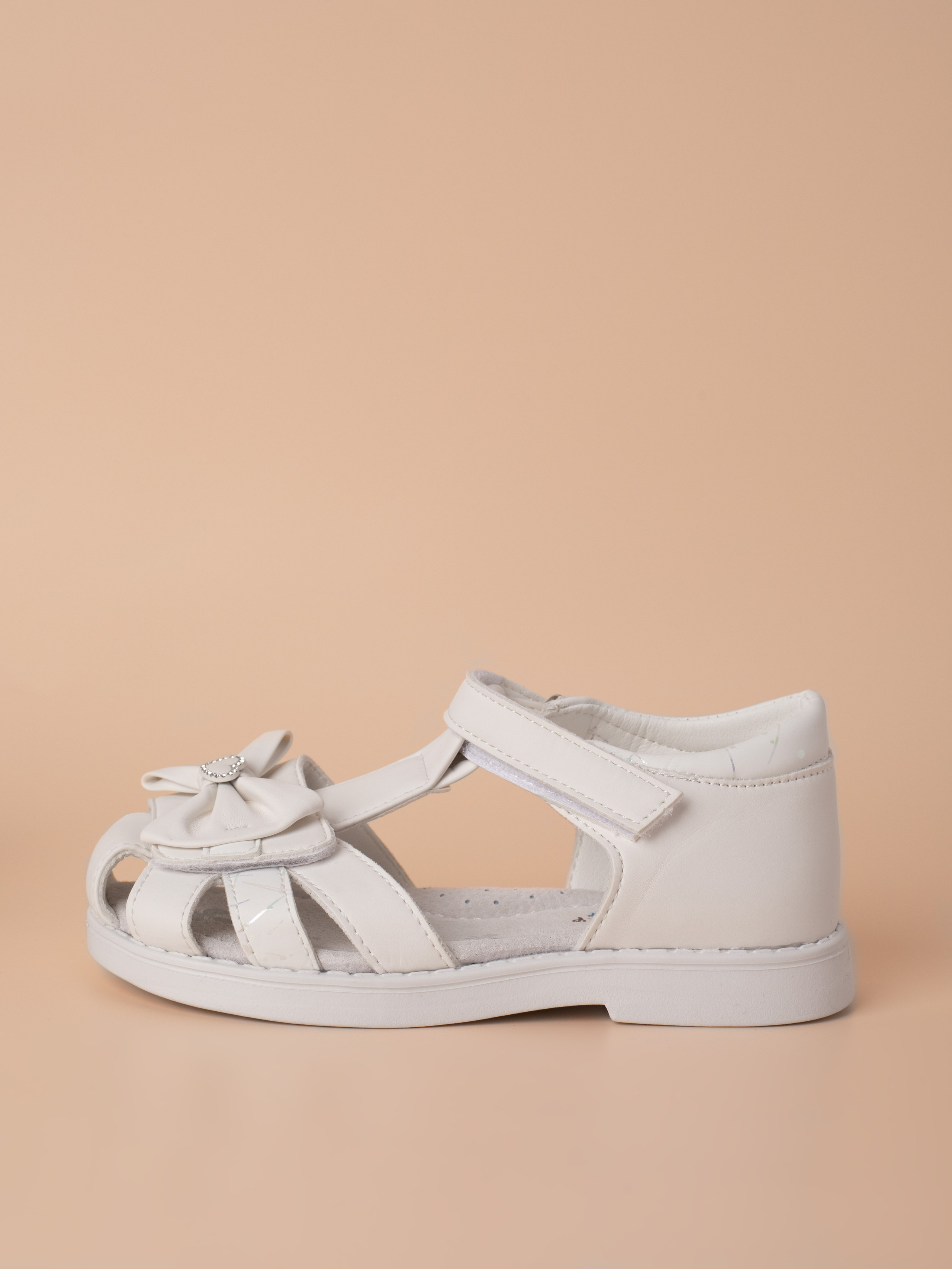 Сандали для девочки. Фотостудия предметной и модельной съёмки для маркетплейсов