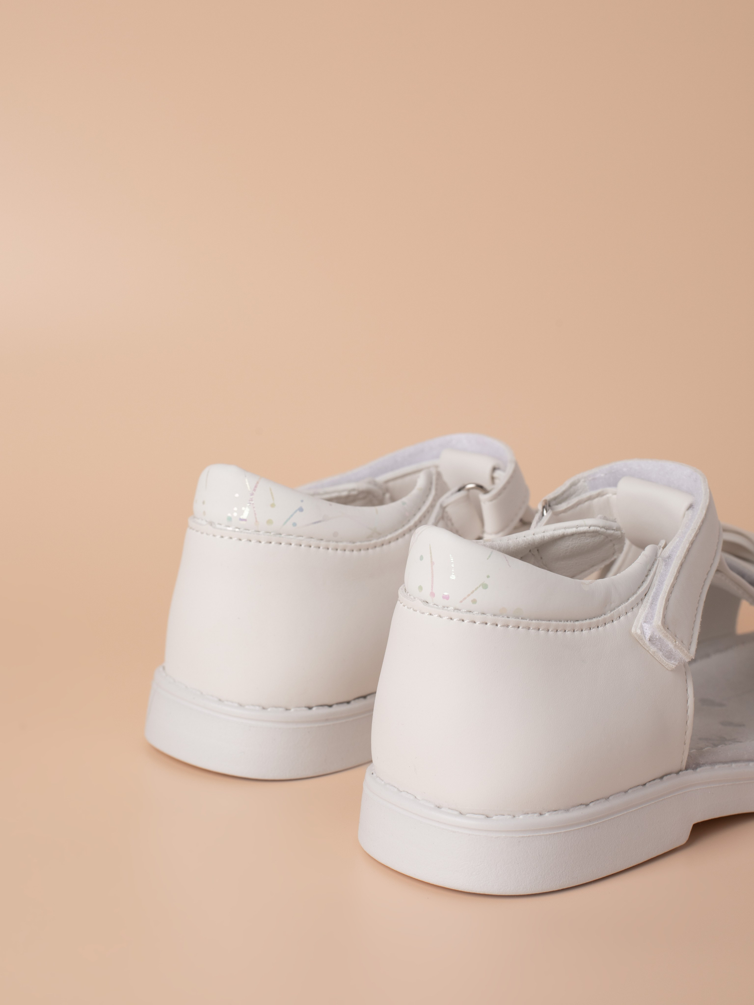 Сандали для девочки. Фотостудия предметной и модельной съёмки для маркетплейсов