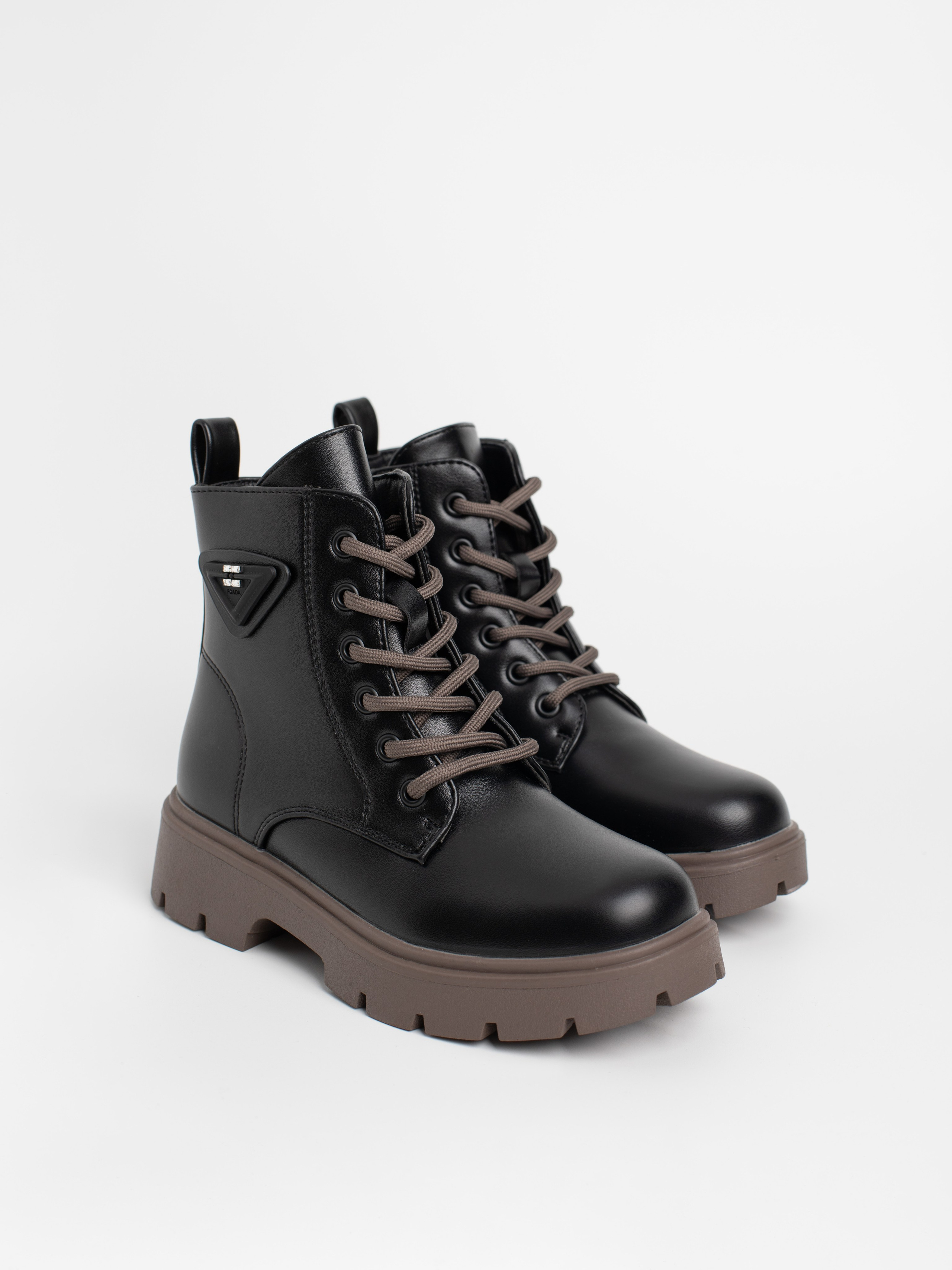 Ботинки для девочки. Фотостудия предметной и модельной съёмки для маркетплейсов