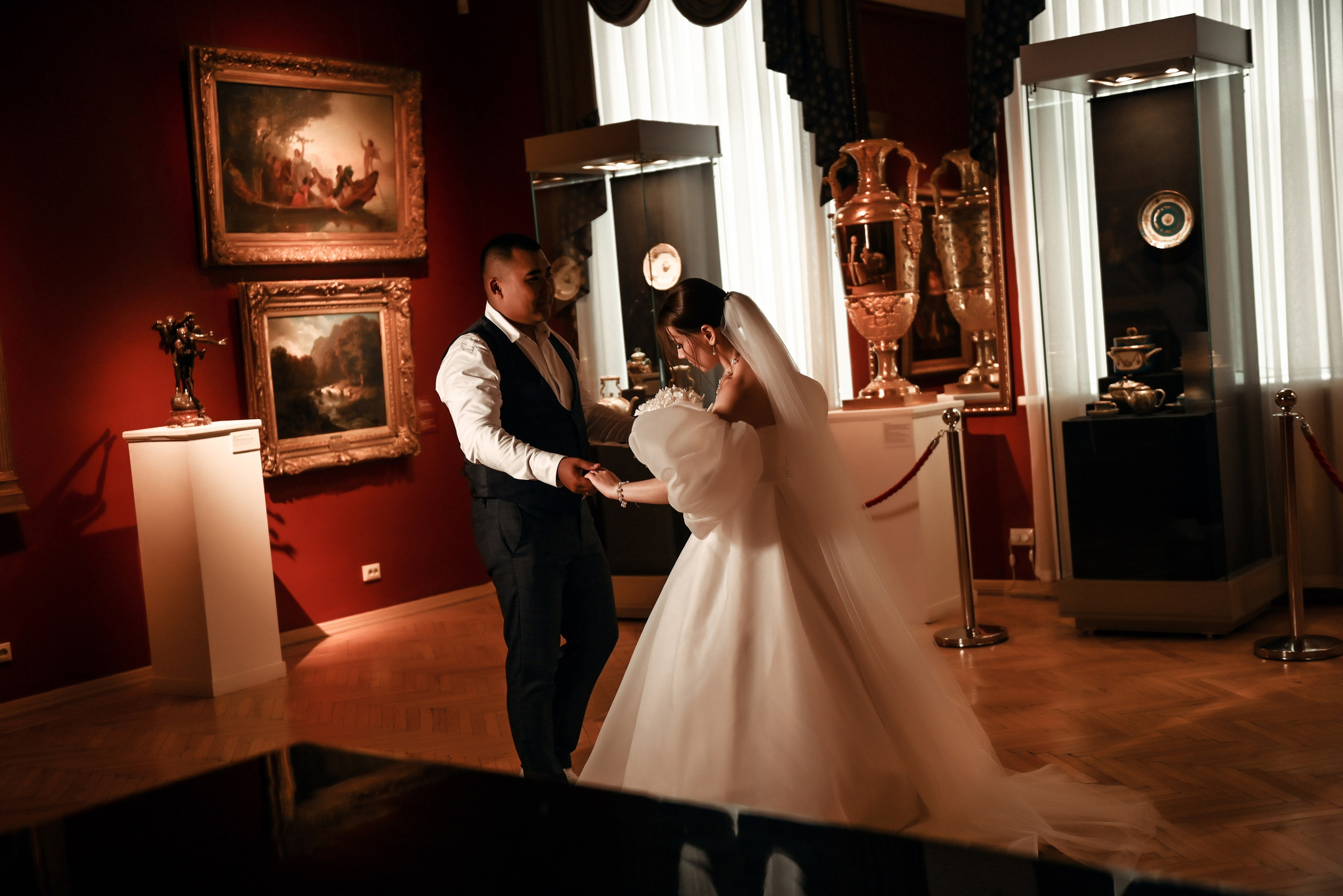 Небольшая свадебная серия в музее и прогулкой под дождем Эльмиры и Ризата. Свадебный, семейный, детский, контент фотограф в Омске Максим Ильин